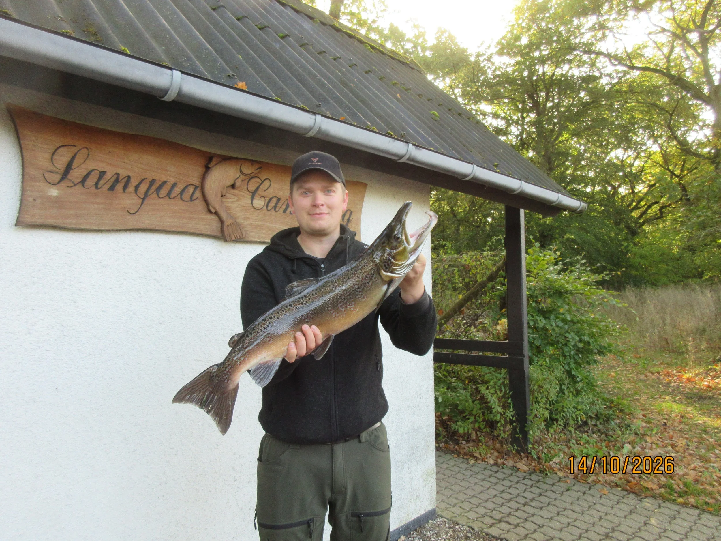 14.10.26 - Magnus Taulborg , laks på krogen. 3,01 kg og 70 cm. fanget på spinner i gul zone.