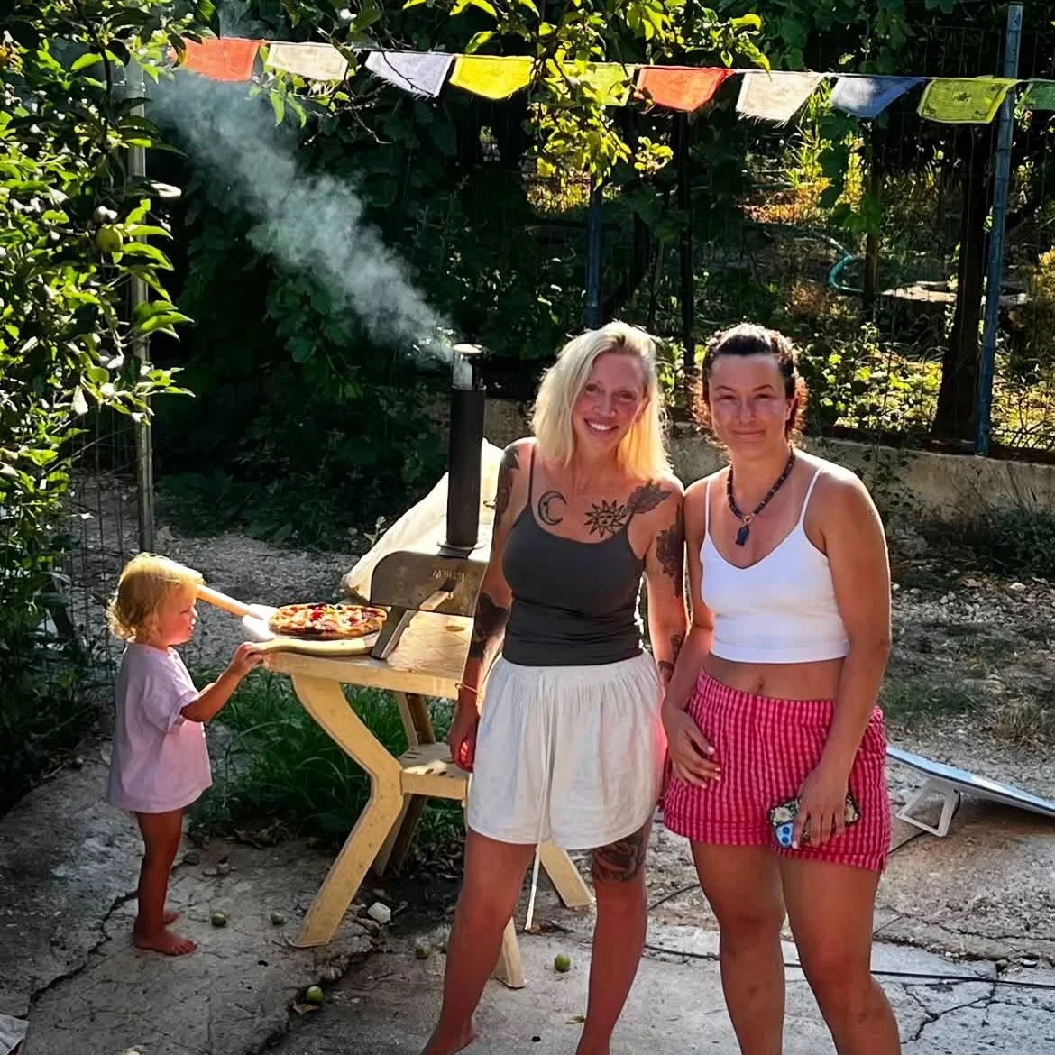 Backyard wood fired pizza and sister-in-law chats 👍  photo by @anuszkakej
