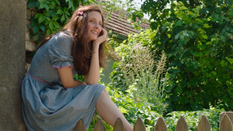 A+Girl+at+the+Fence+set+copie.jpg