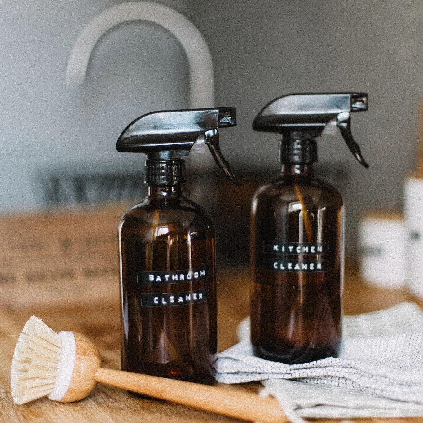DIY Eco-Friendly Cleaning! 🌿🧹 Reduce harmful chemicals in your home with natural cleaning solutions made from eco-friendly ingredients like vinegar and baking soda. It's easy and effective in just a few steps, and don't worry, the slight vinegar sm