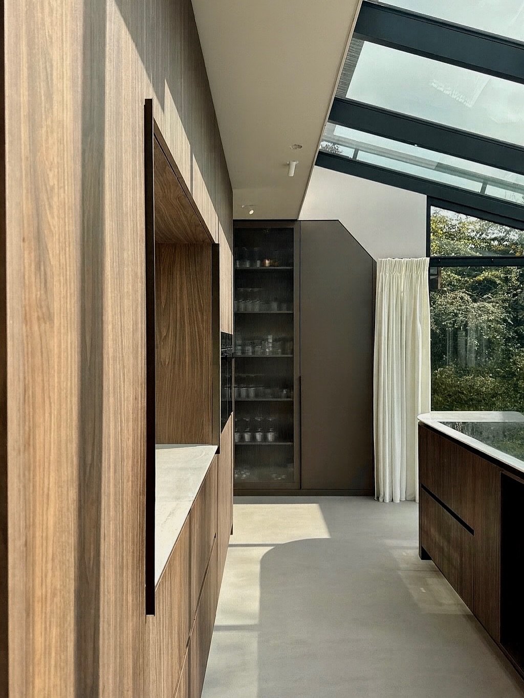 Koken met uitzicht! 🌳🪵✨

Voor een jong gezin ontwierp ik deze keuken. Vanuit hier kijk je z&oacute; over het natuurgebied heen &ndash; dat gevoel van ruimte en rust wilden we ook binnen doorvoeren.

We kozen voor duurzaam Shinnoki Pure Walnoot: war