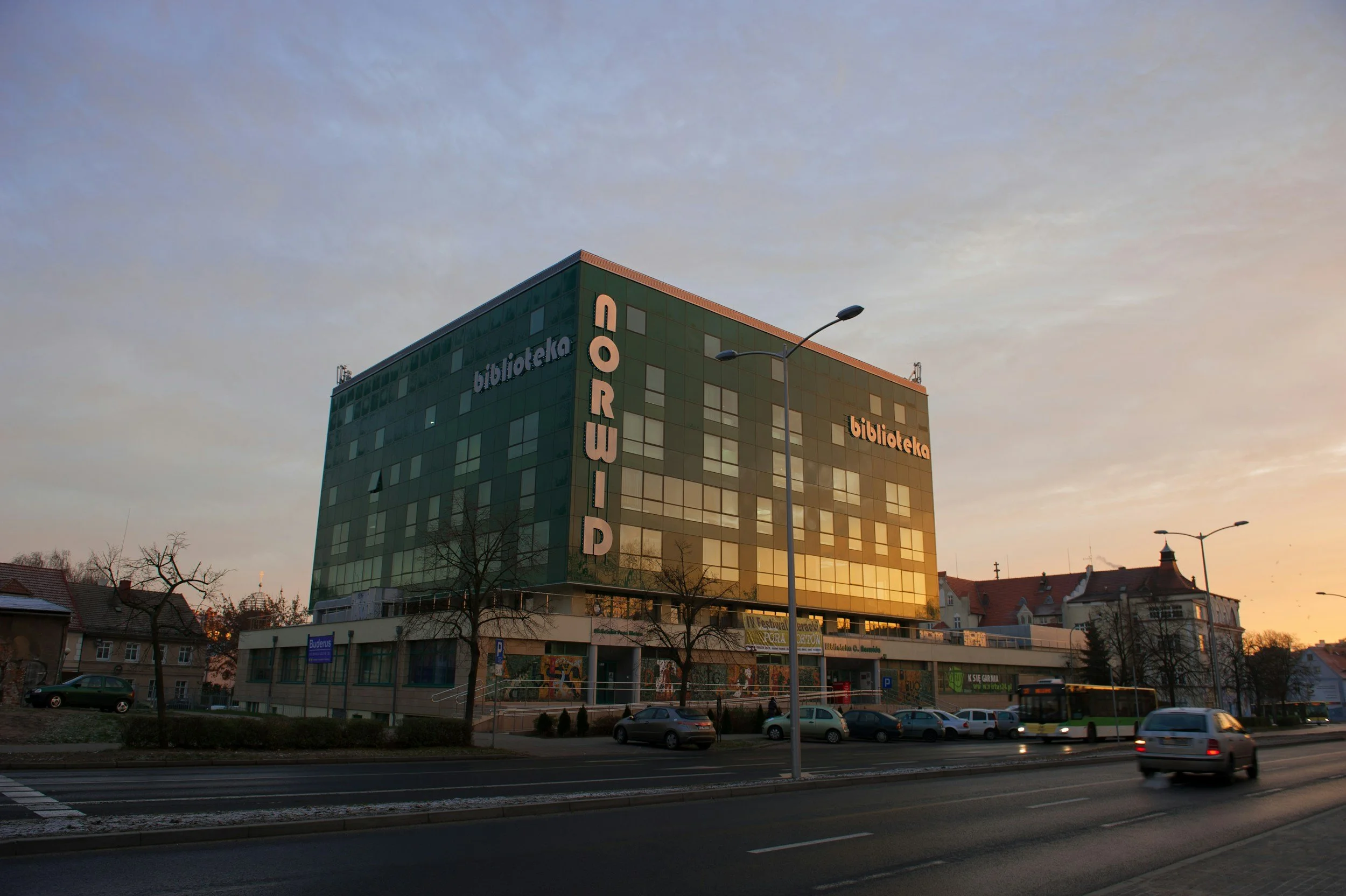 Auto Kasacja Zielona Góra - dojazd do klienta w całej Zielonej Górze (na zdjęciu Biblioteka Norwida)