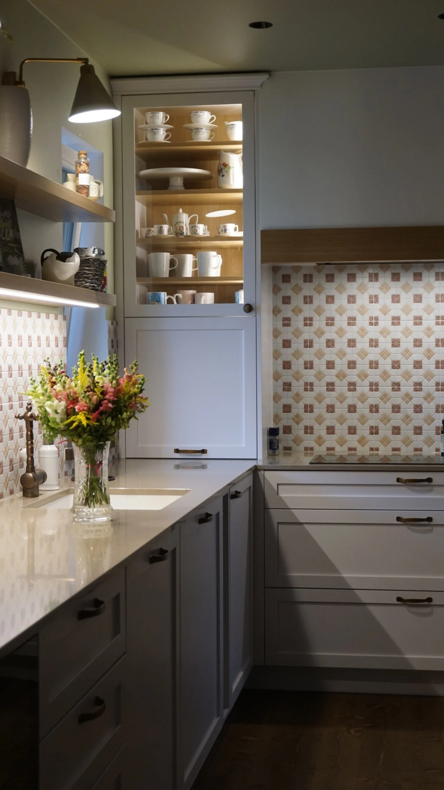 hubana köögikujundus valgetes toonides