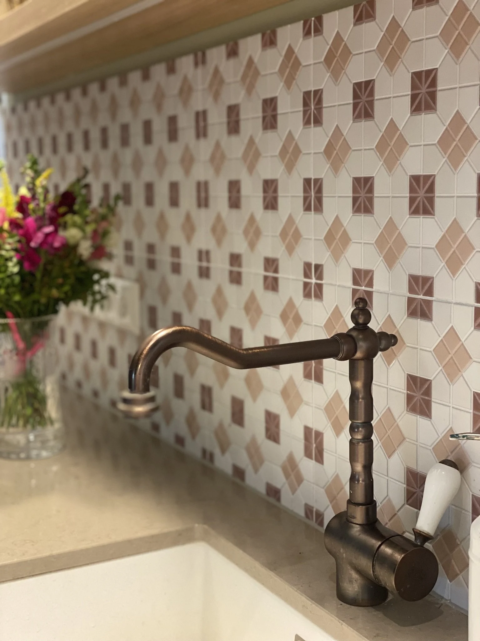 köögi kujundus värvilise mustriga seinaplaadid kuldne segisti