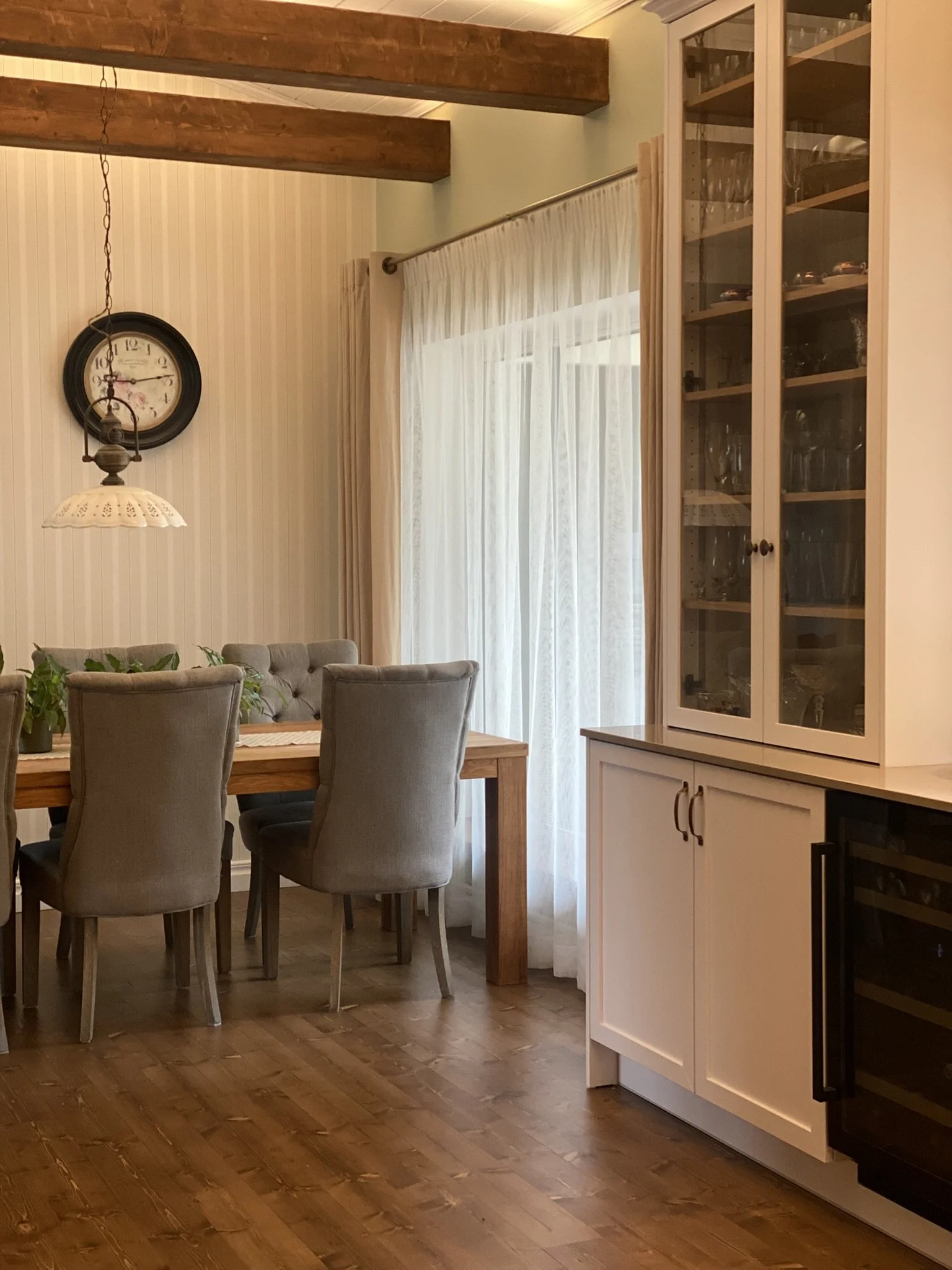 elutuba interjöör valged toonid puitlagi