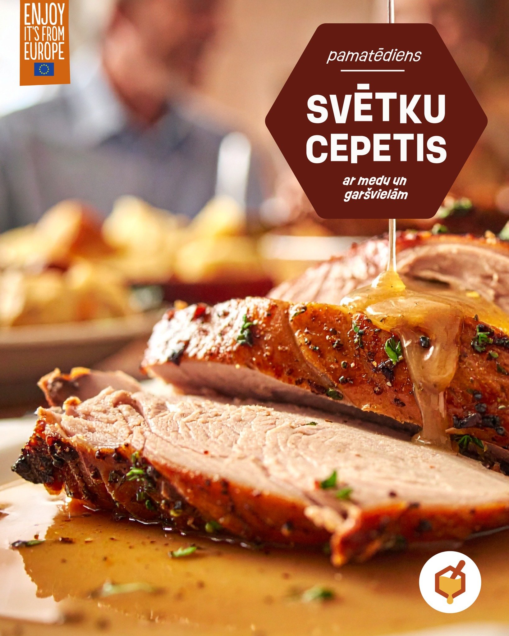 Gatavojies svētkiem, galdā liekot sātīgu pamatēdienu, kas pavāru iepriecinās ar vienkār&scaron;o pagatavo&scaron;anu, bet ciemiņus pārsteigs ar pla&scaron;o gar&scaron;as buķeti. 🍖

Sastāvdaļas:
~2 kg cūkas lāpstiņas (bez kaula)
Ķiploki (8-10 daivas