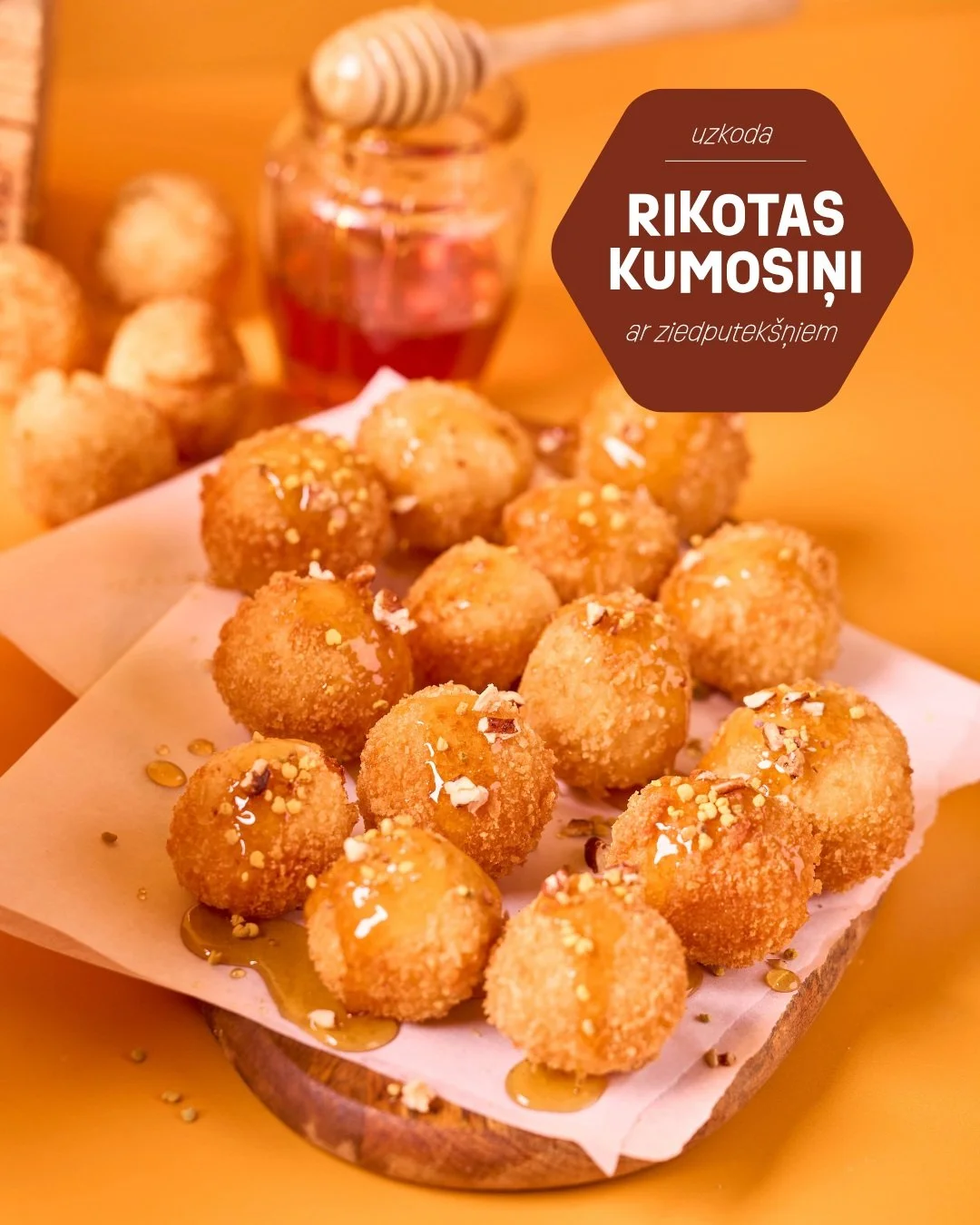 Krauk&scaron;ķīgi no ārpuses, maigi un krēmīgi iek&scaron;pusē &ndash; tie&scaron;i tādi ir rikotas kumosiņi ar medu! 🍯

&Scaron;ī ir recepte tiem, kam patīk pārsteidzo&scaron;as gar&scaron;u kombinācijas, saldais medus satiekas ar maigo rikotu un k
