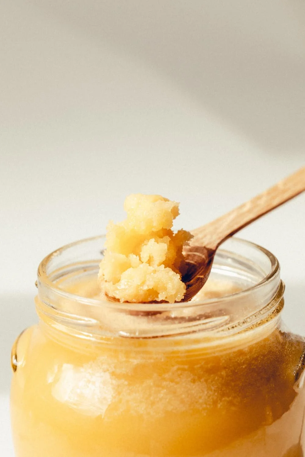kristalizējies medus burkā ar koka karoti