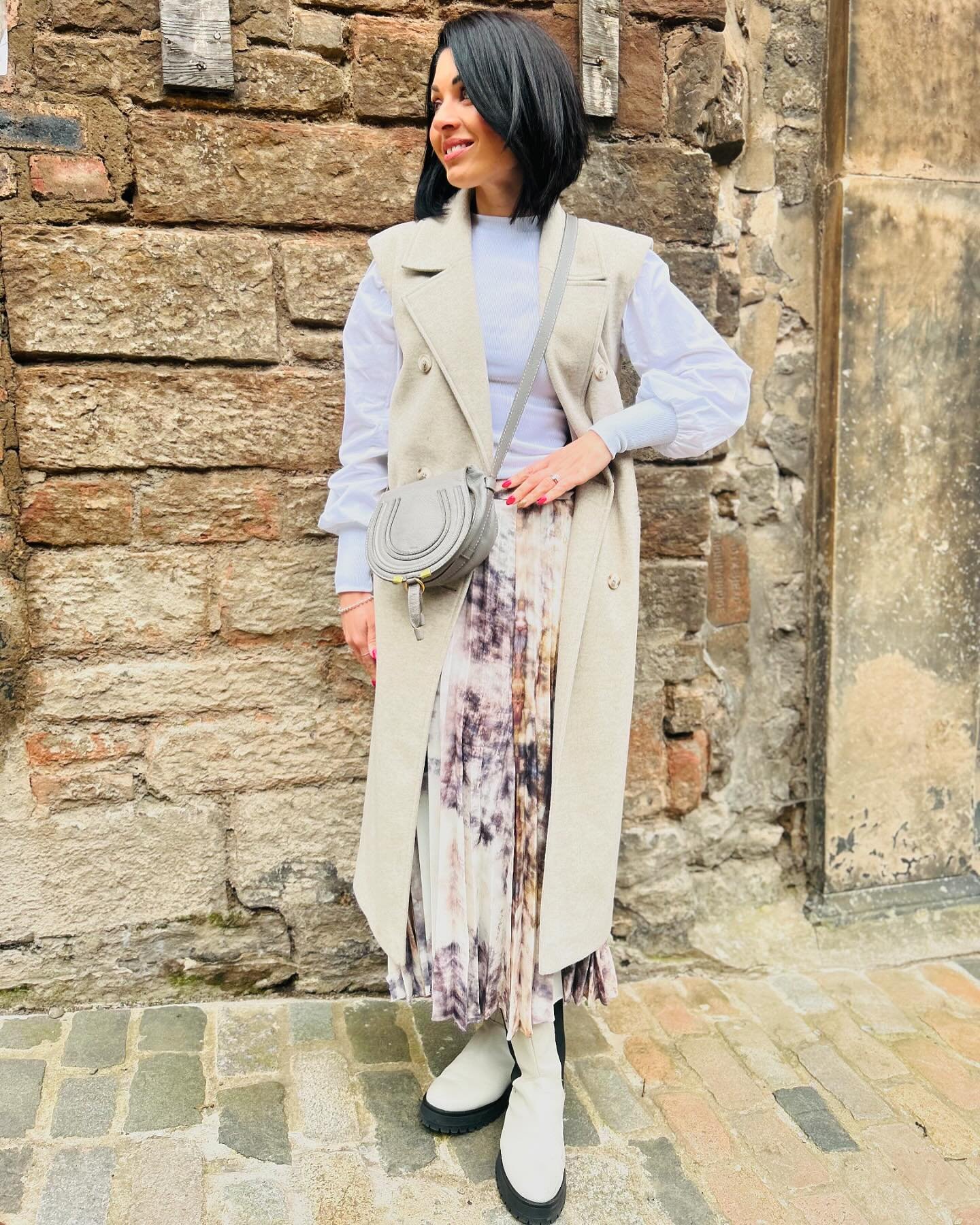 Not very often I have a neutral hue kinda day but they come around occasionally 🤍🤍🤍
.
Jacket @riverisland 
Top @newlook 
Boots @marksandspencer 
Skirt @topshop 
Bag @chloe @lovemeagain_ldn 
.
#springfashion #springstyle #readyforspring #neutralsty