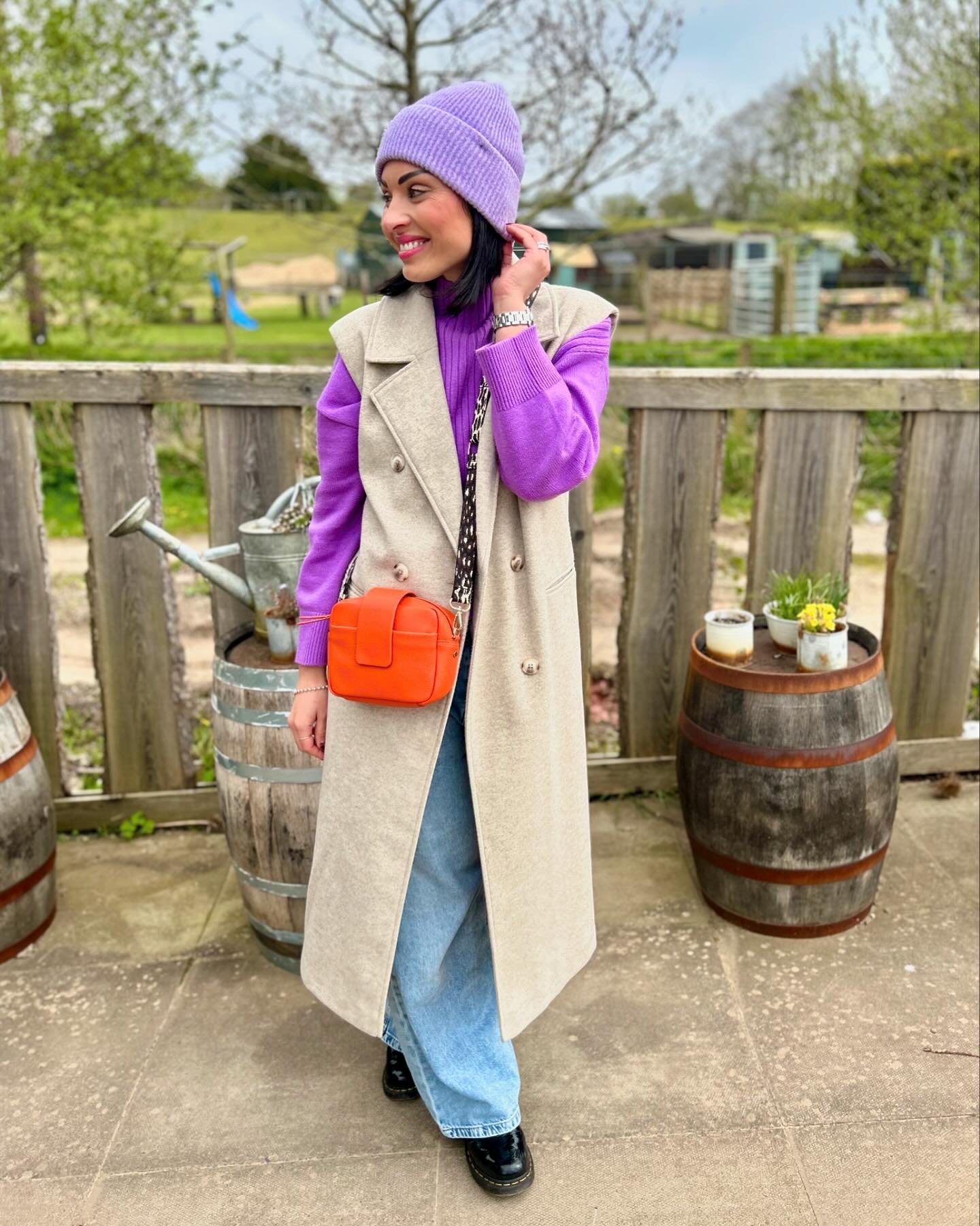 Casual bestie brunch vibes with Nutella and candied hazelnuts pancakes for the win 👯&zwj;♀️🥞💜
.
Hat &amp; jeans @marksandspencer 
Jumper &amp; coat @riverisland 
Boots @drmartensofficial 
Bag @oliverbonas 
.
#brunchvibes #casualstyle #brunchoutfit