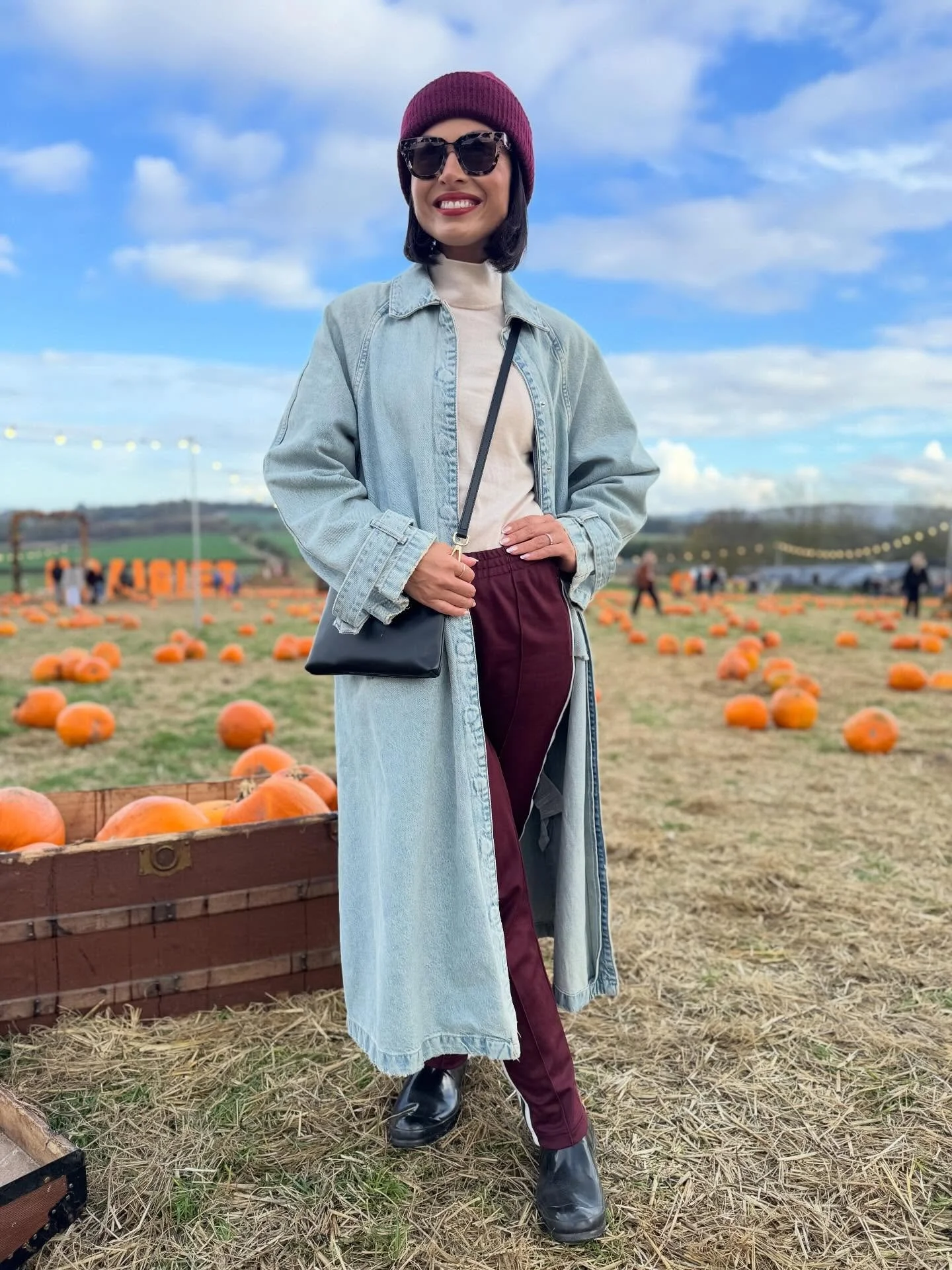 One of my favourite days of the year yesterday and the sun was shining! 🎃🍁☀️
.
Love that my beanies are back on (to cover my roots! 😅🙃😬) and the cozy jumpers are firmly in place 🧶 Autumn styling is always a bit of me 🍂
.
Denim coat @zara 
Hat,