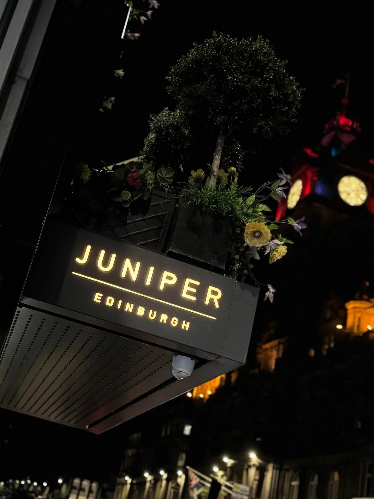 🍸AD/PR🍸
.
Keeping it simple with my date night style to enjoy a lovely evening at @juniperedinburgh in @indigoprincesstreet 🖤 delicious cocktails, small plates and stunning views done right 🤍
.
Top &amp; boots @riverisland 
Trousers @nextofficial