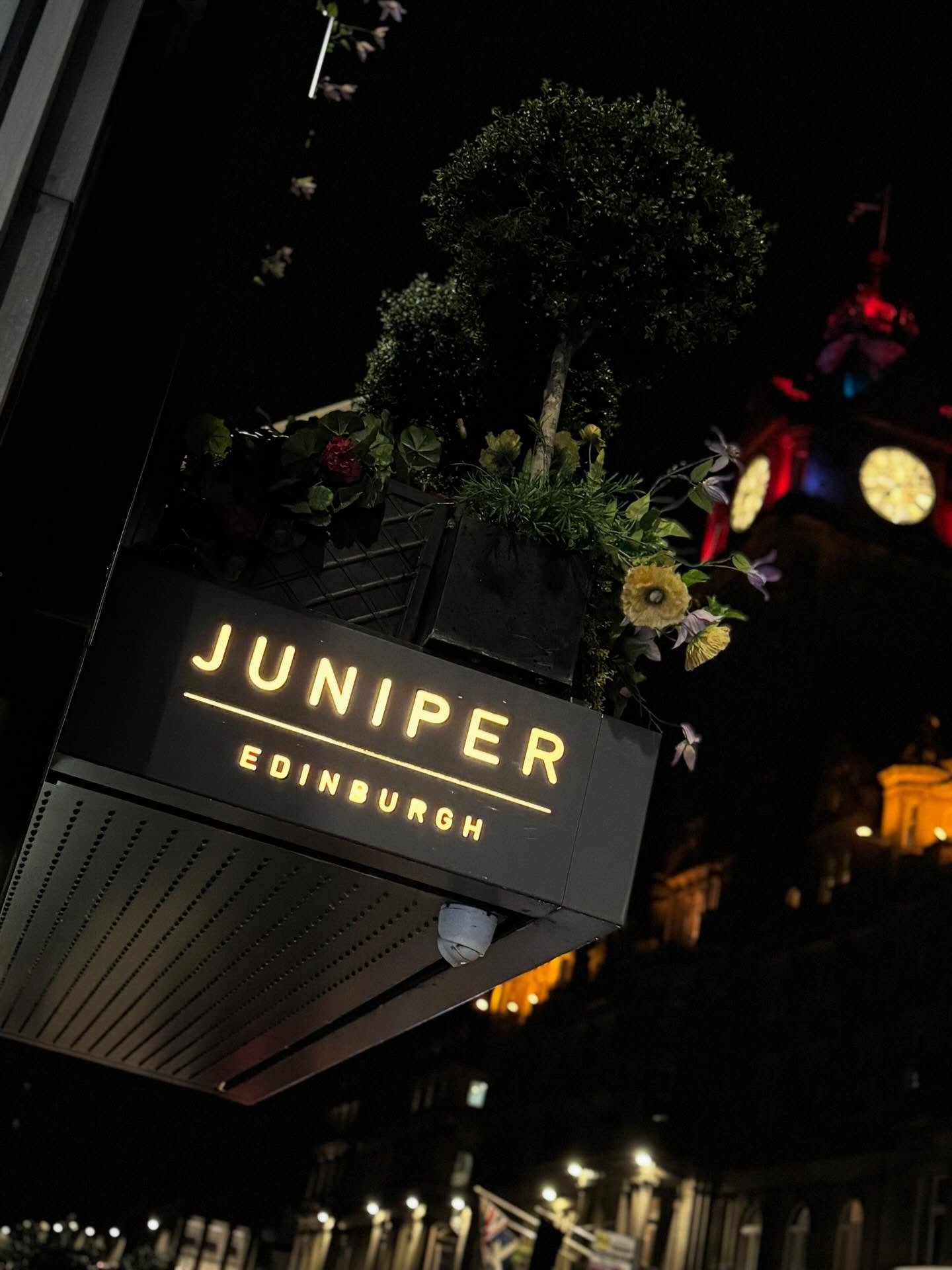 🍸AD/PR🍸
.
Keeping it simple with my date night style to enjoy a lovely evening at @juniperedinburgh in @indigoprincesstreet 🖤 delicious cocktails, small plates and stunning views done right 🤍
.
Top &amp; boots @riverisland 
Trousers @nextofficial