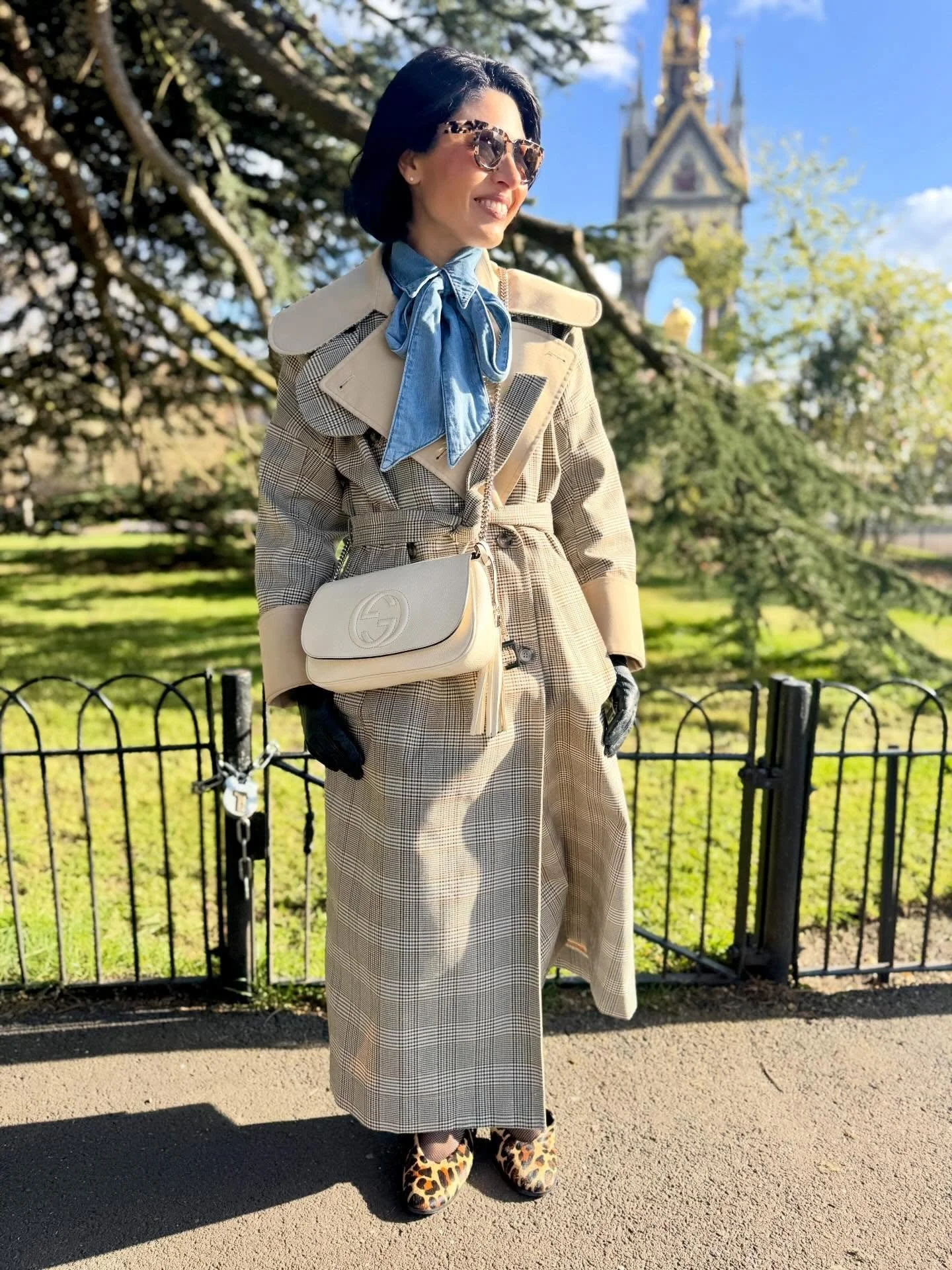 The most glorious Spring stroll around Kensington Gardens on Saturday afternoon ☀️
.
I tried to pack light for a few days away so the devil is always in those little details 👜🧥🕶️👞🐆🧤
.
Trench @muntheofficial @corner93.new 
Jeans @mosmosh_officia