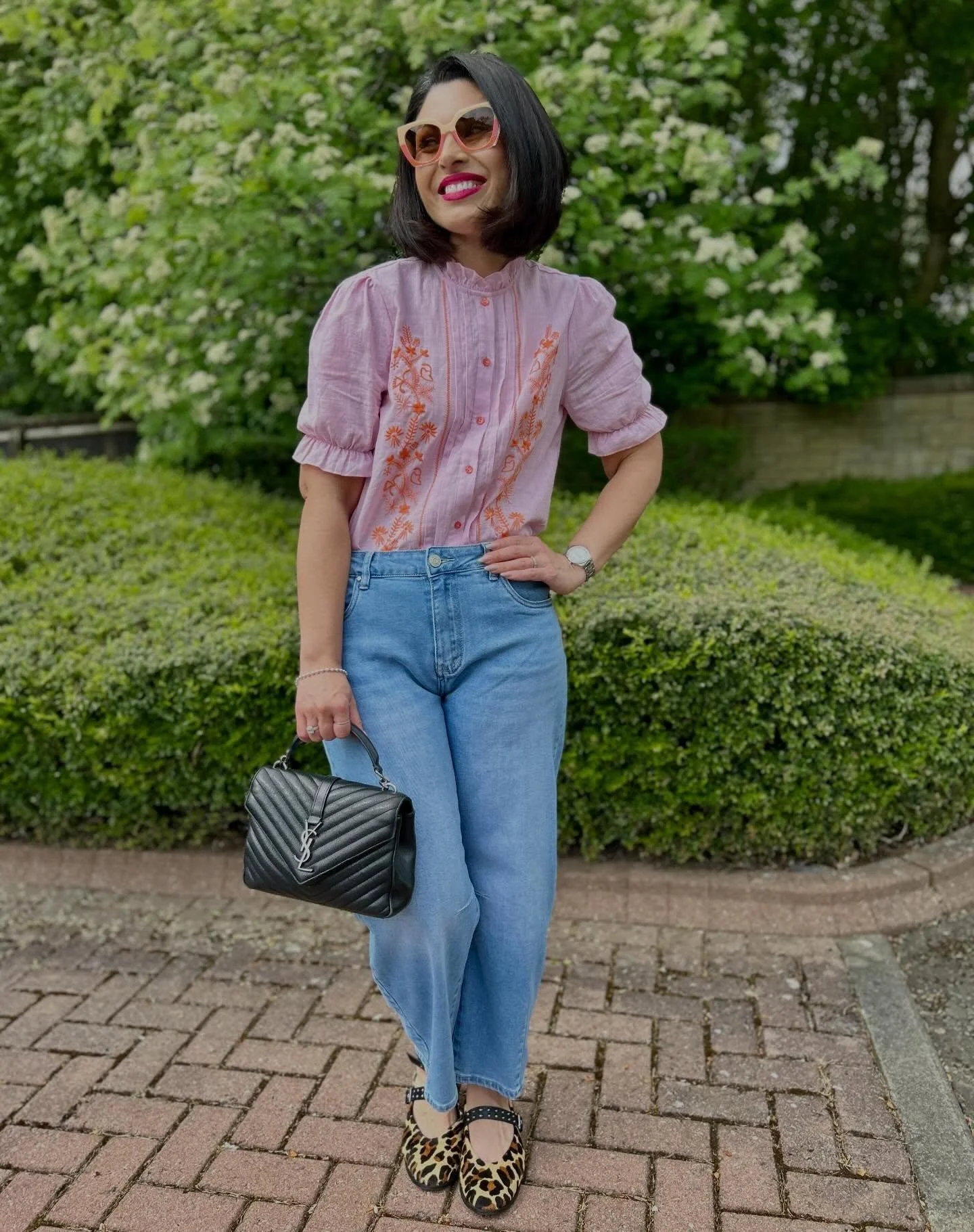 🛍️AD/PR🛍️
.
How cute is the simplicity of #jeansandanicetop when the sun is shining? ☀️
.
These gorgeous barrel leg jeans from the brand new @zalaboutiqueonline are high waisted, soft, comfortable and super easy to style 👖 teamed with this pretty 