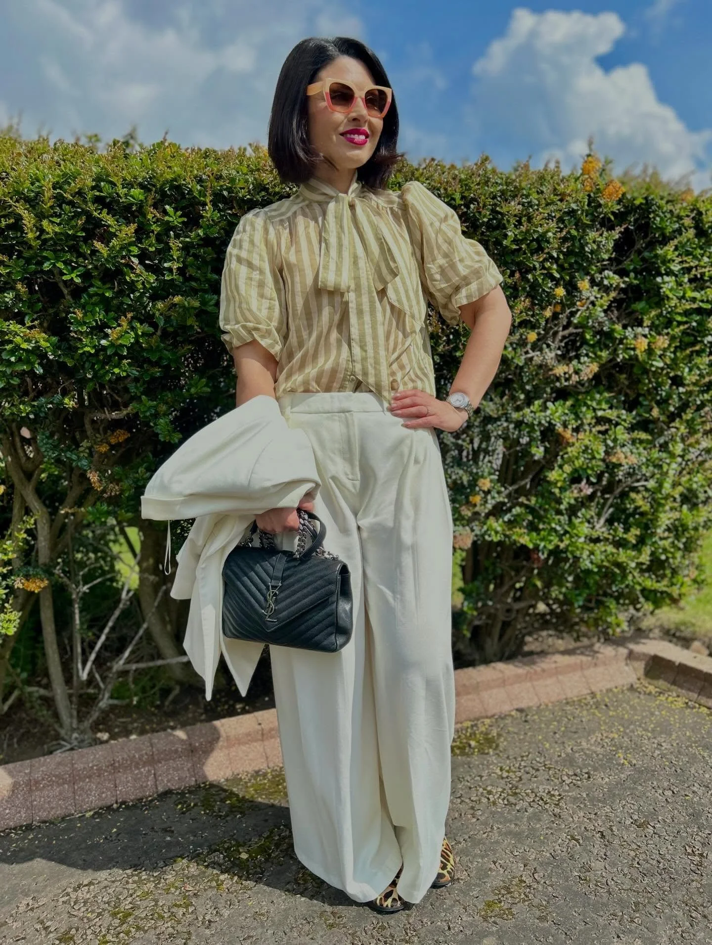 The novelty of going out without a massive coat is quite overwhelming 🤯☀️
.
I&rsquo;m a very natural Winter, in every sense of the word 😆but maybe I could embrace this occasional bare arm concept for a couple of months 😜
.
Blouse new stock @mintve
