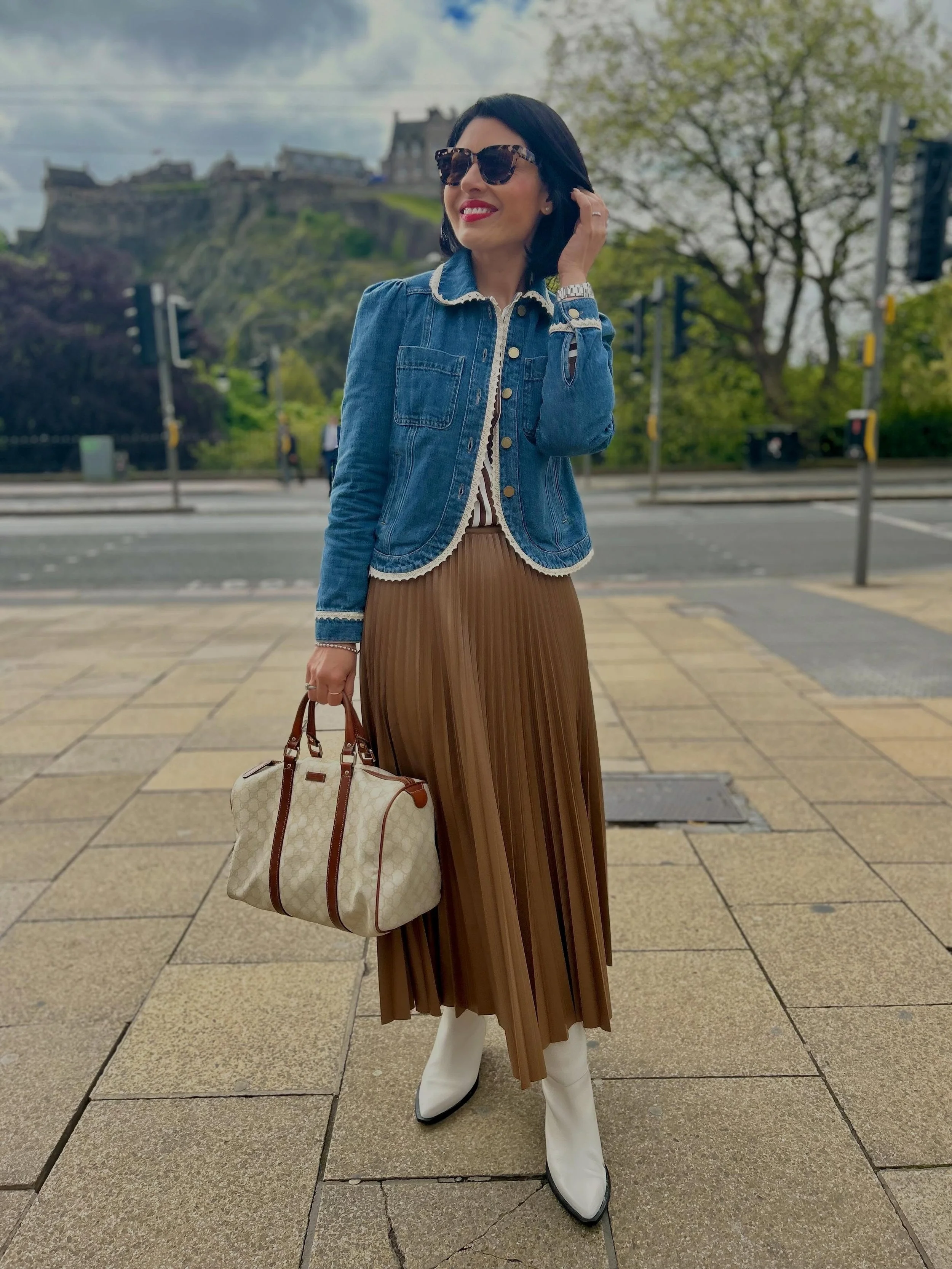 This is definitely gonna be my fave jacket of the summer 💙💙💙coz let&rsquo;s face it, I&rsquo;ll be jacket-less for all of 3 hours between now and September 😝 
.
Skirt @newlook 
Jacket &amp; Boots @mintvelvet 
Sunglasses @iolla 
Bag @gucci 
Blouse