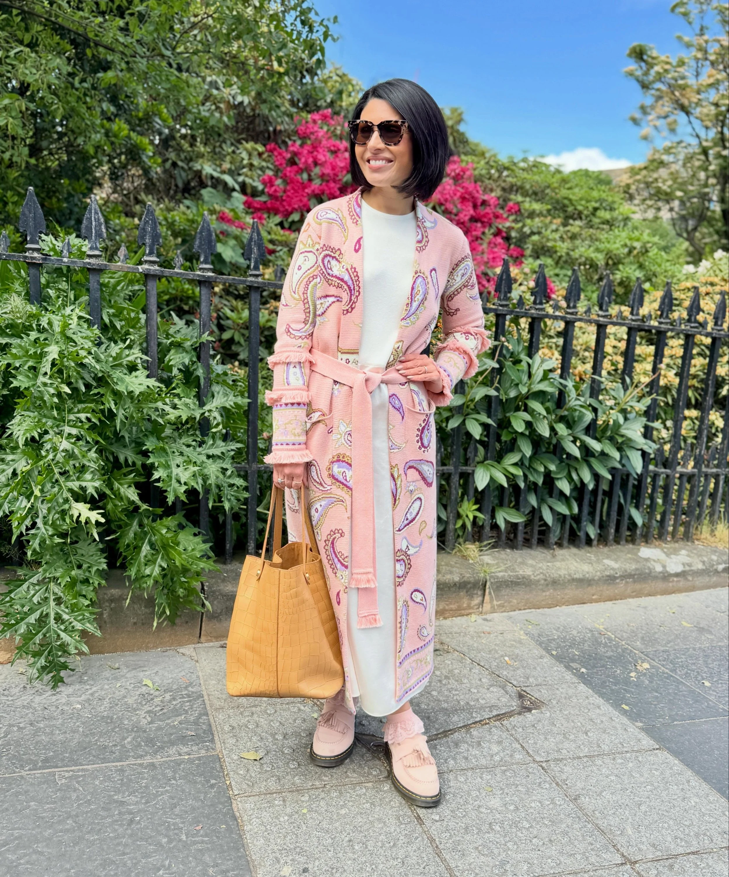 Blue skies but still a full length heavy cardigan. Come on summer 😬☀️🙏🏻🤞🏻
.
Cardigan @hayleymenziesofficial 
Dress @boss 
Bag @mulberryengland 
Socks &amp; shoes @drmartensofficial 
Sunglasses @iolla 
.
#readyforsummertime #edinburghstyle #hayle