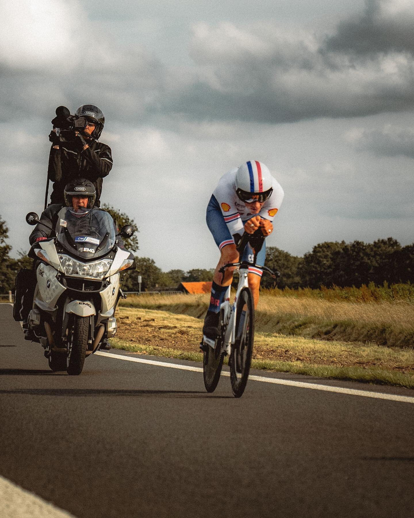Today a great opportunity to see how its done&hellip;🤔😬🤪🚴&zwj;♀️

#EK_wielrennen #woutvanaert🇧🇪 #joshuatarling🇬🇧 #wielrennen #cycling #jumbovisma #bikelife #uec_cycling #drenthe #cyclelife #timetrailbike #wielersport