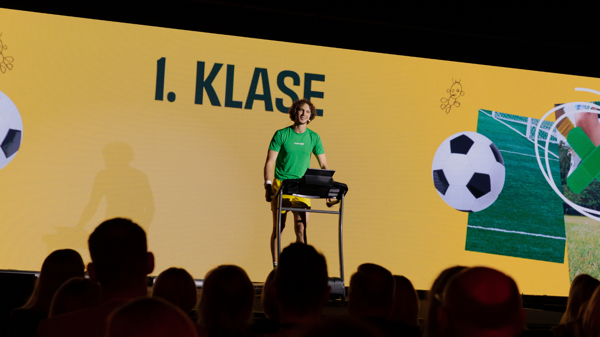 Aktieris Kārlis Arnolds Avots 8 minūšu performancē pievērš uzmanību STEM izglītības problēmām Latvijā