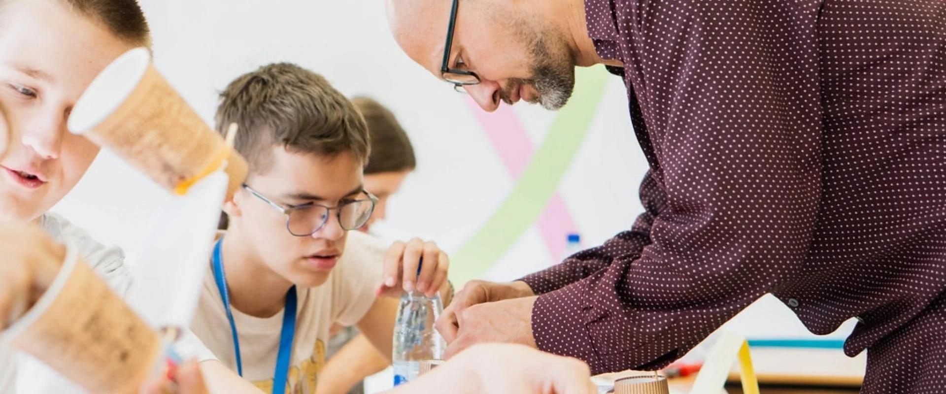 Iespējamā misija dalībnieki strādā skolā, apgūst pedagoģiju un saņem stipendiju, paralēli mācībām un darbam klasē Latvijā