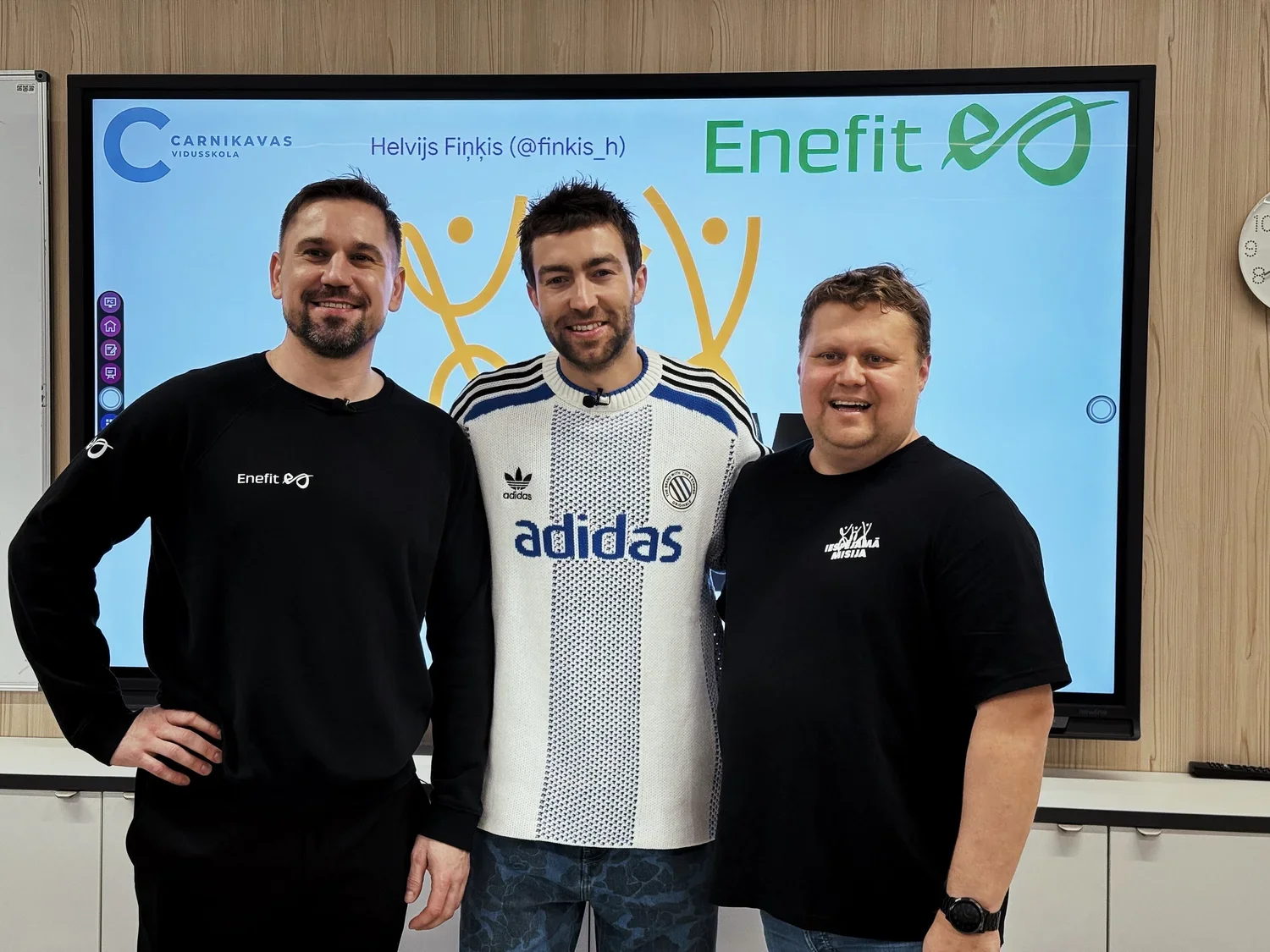 Enefit, reperis Fiņķis un Iespējamā misija skolotājs vada mācību stundu skolēniem Latvijā