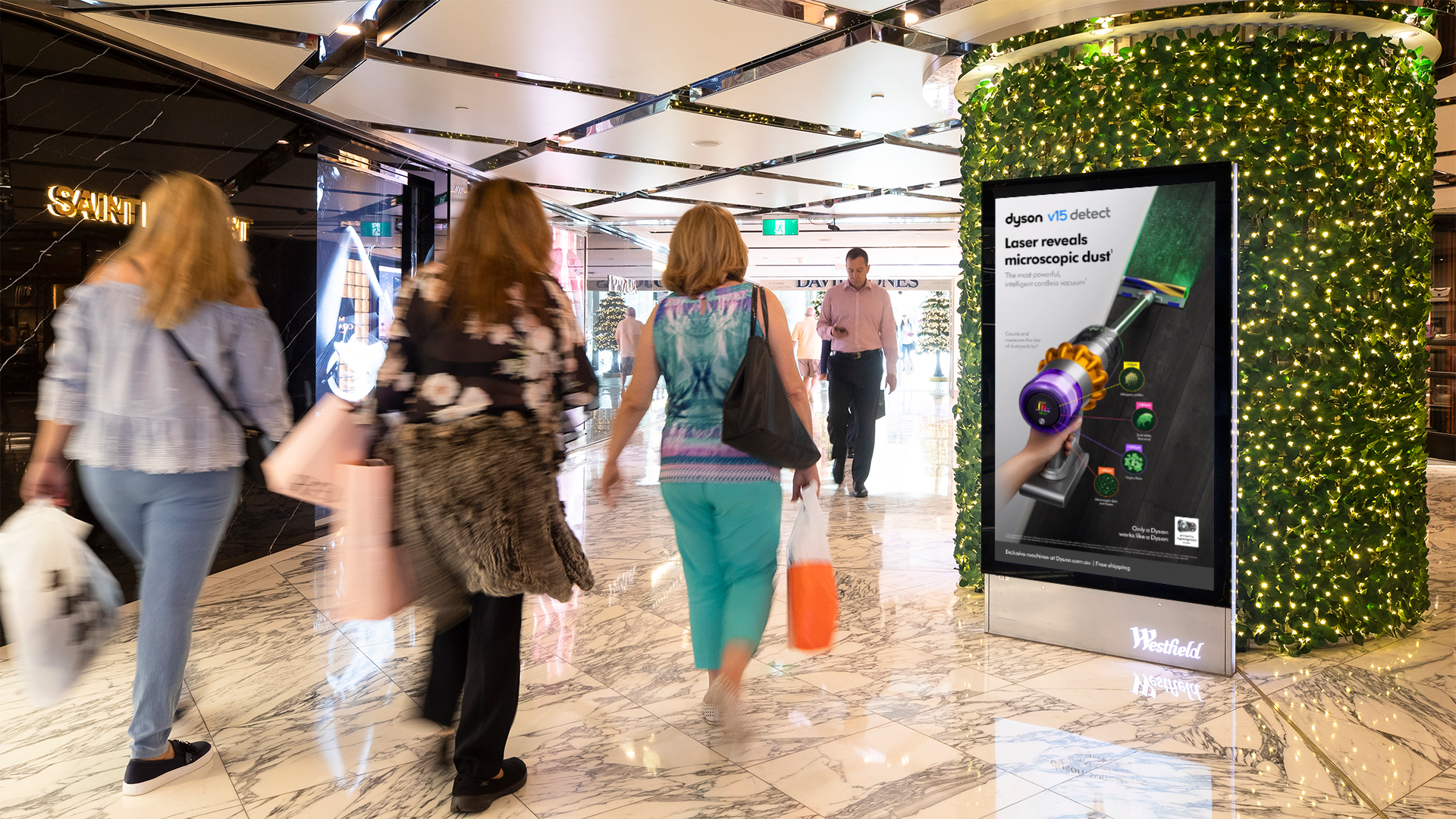 dyson-v15-OOH-WestfieldSmartScreen.png