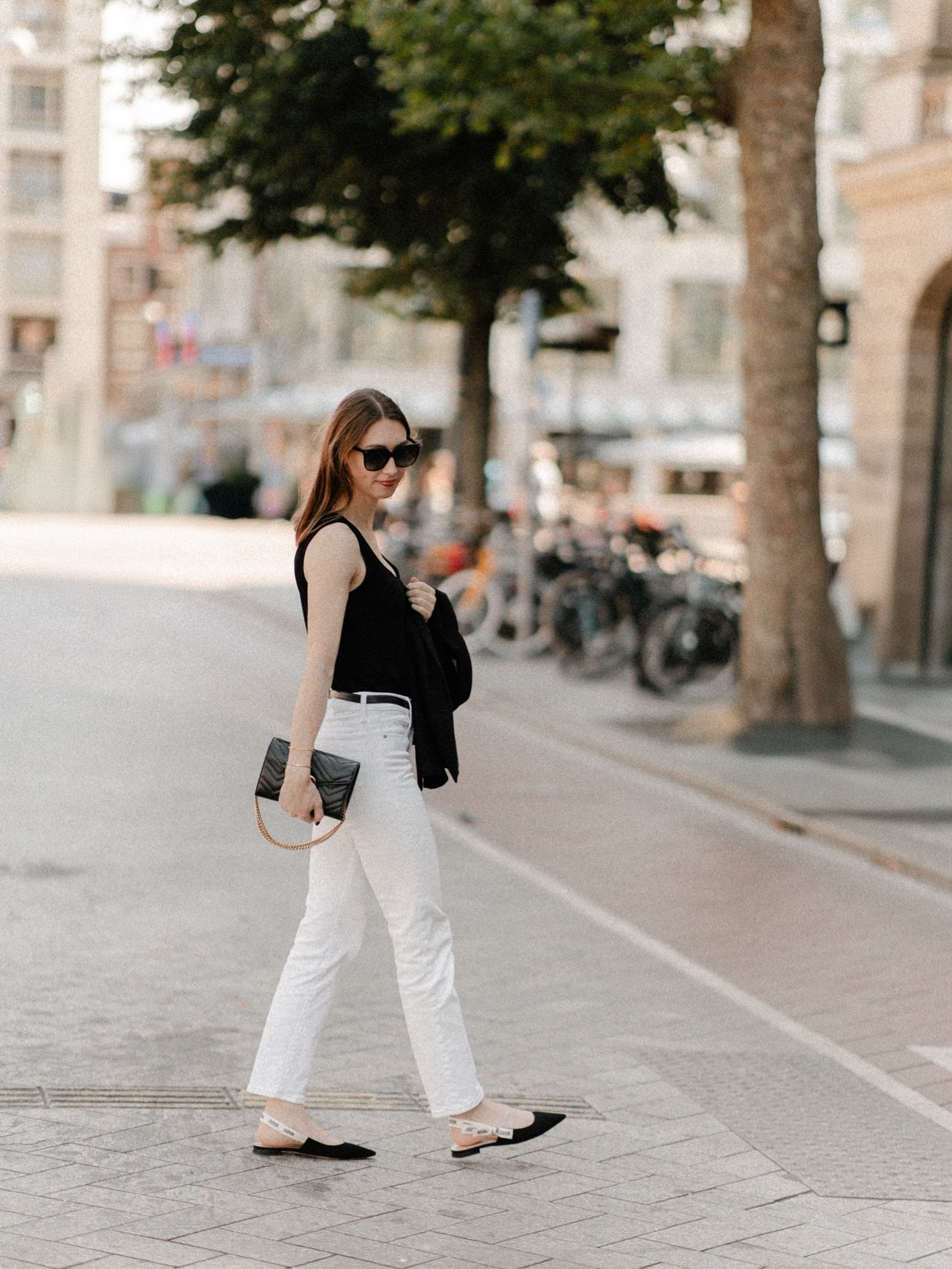 Can&rsquo;t wait for summer🤭 Nog steeds zo blij met alle foto&rsquo;s die @lauraderoeckphotography van mij maakte afgelopen zomer in Amsterdam. En vandaag is het plan om weer samen shooten in Den Haag, alleen even duimen dat het droog blijft..🌂

Ik