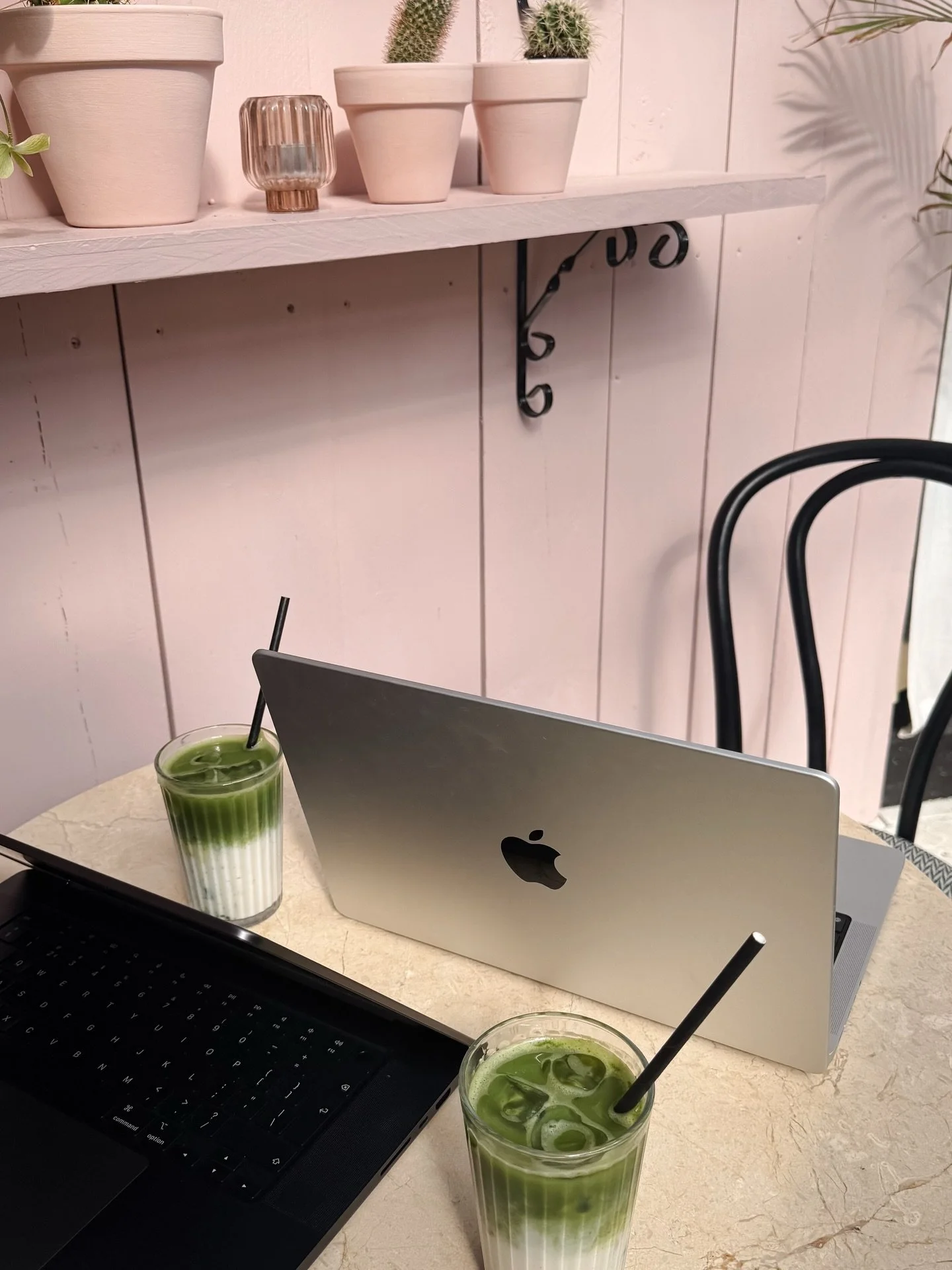 3 things that make any day better: a cute workspot, good food &amp; friends who make time fly🤍🩷