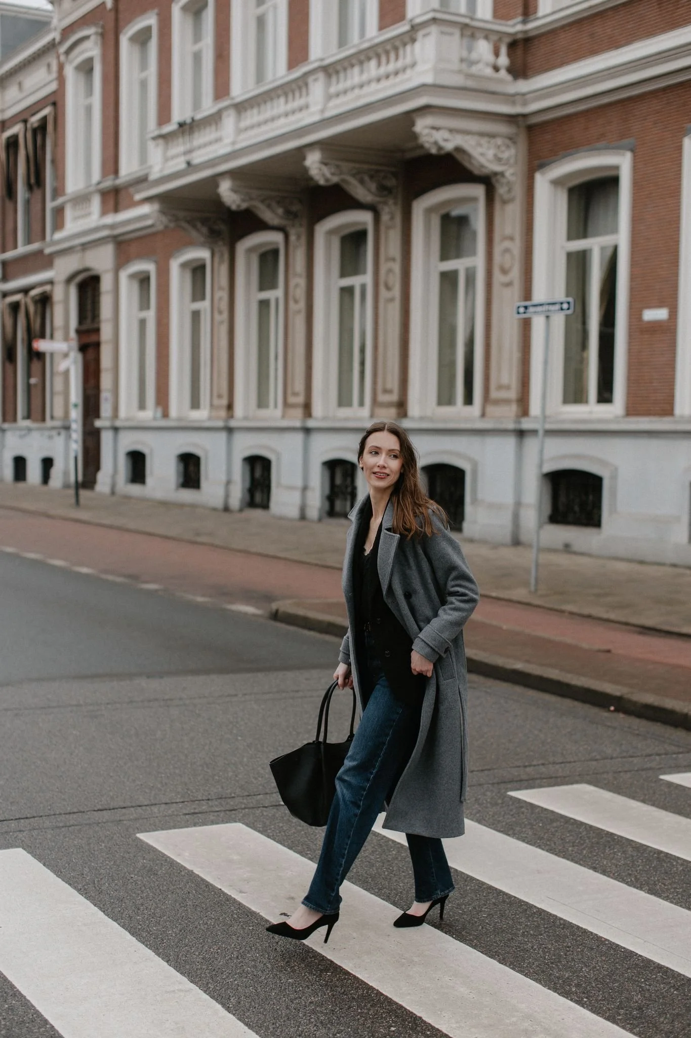 Fotograaf tijdens city shoot oversteken