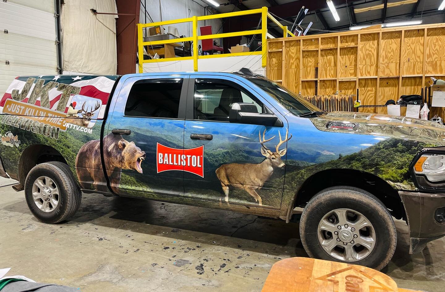 Need a refresh? We got you! 😎

If you need to update your logo, replace the design, or whatever your vehicle wrap may need, let us know and we&rsquo;ll hook you up! 👣

#MuddyFeetGraphics | #Leaveatrail