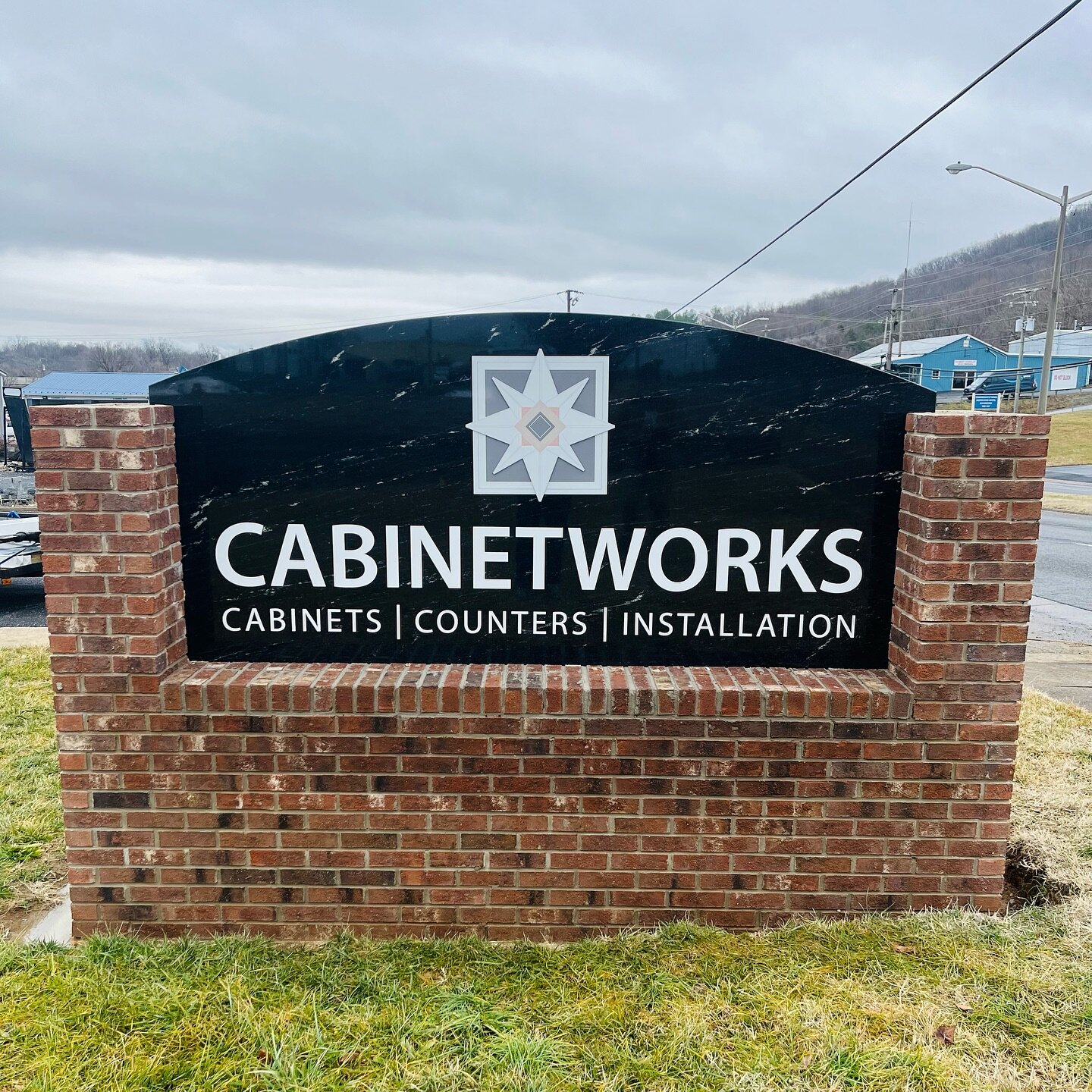 Cabinetworks supplied the granite and we provided the signage! 🫡

We can work around what you have! Want to spruce up your sign? Contact us today with the link in our bio

#MuddyFeetGraphics | #Leaveatrail