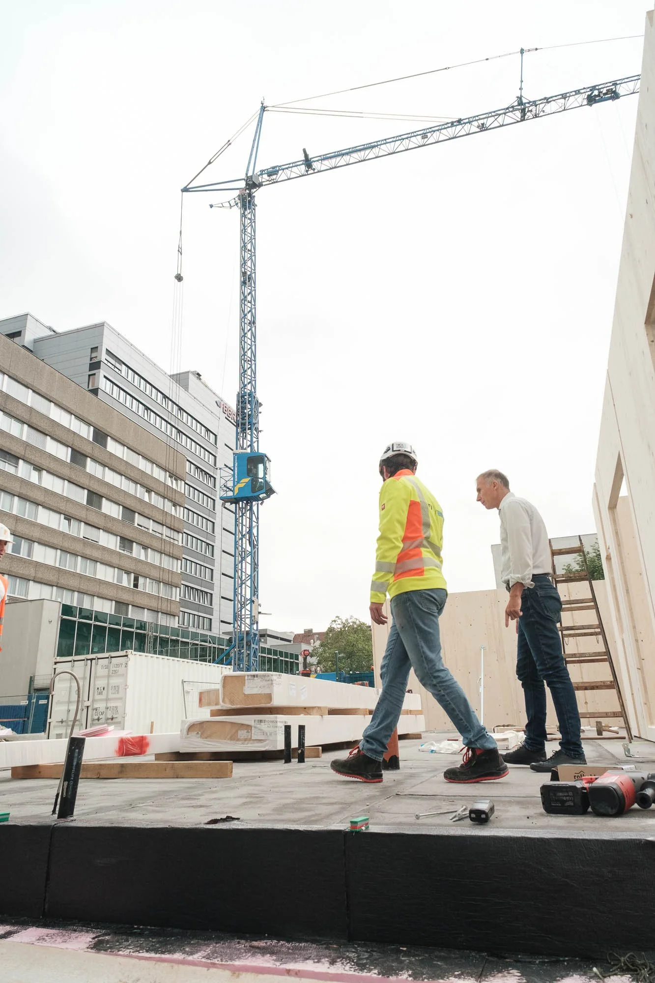 Baustellen-Fotografie in Linz: Gespräch zwischen Bauleitern