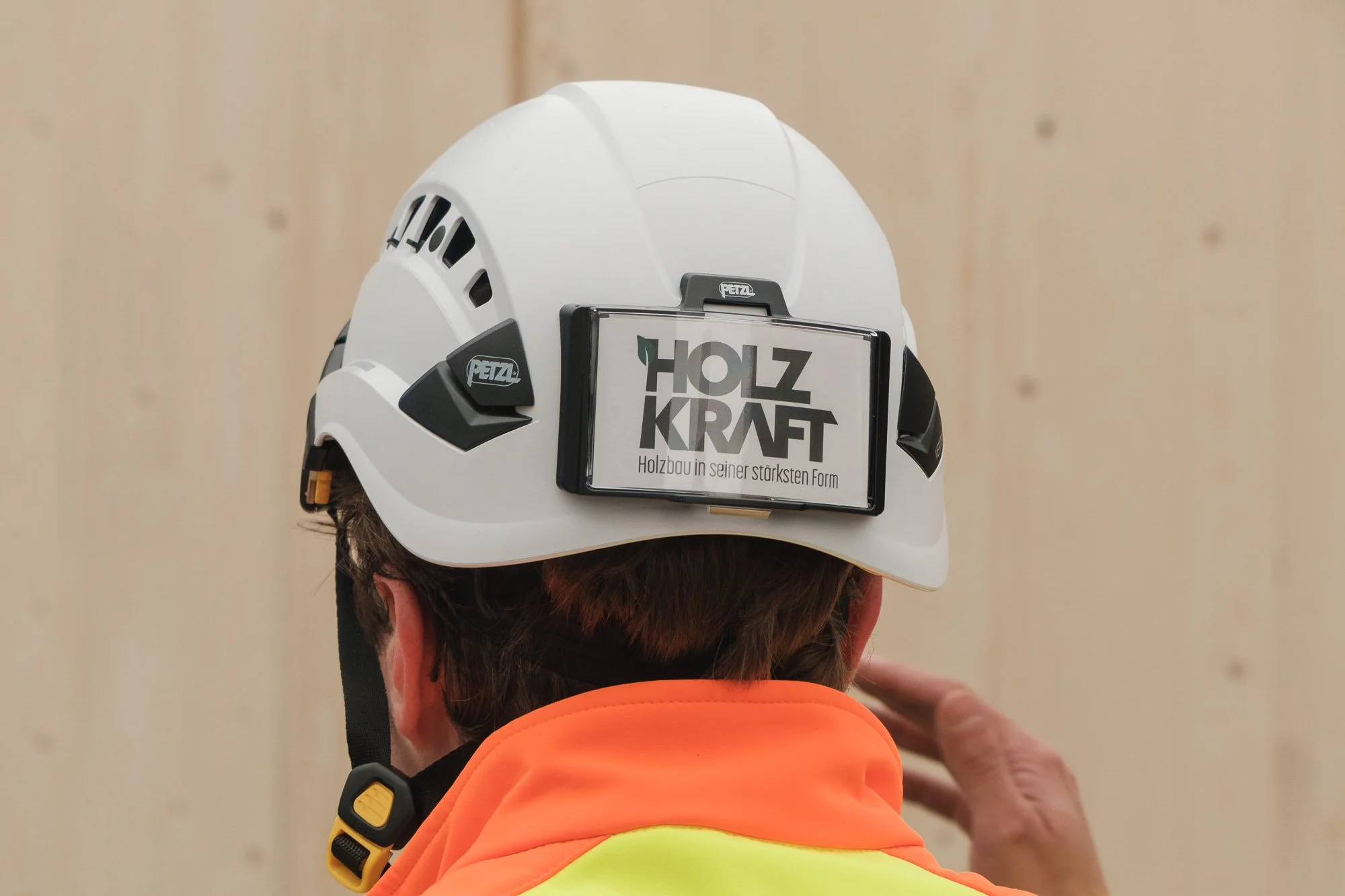 Content-Shooting auf der Baustelle: Bauarbeiter mit Firmenhelm, Holzkraft Bau