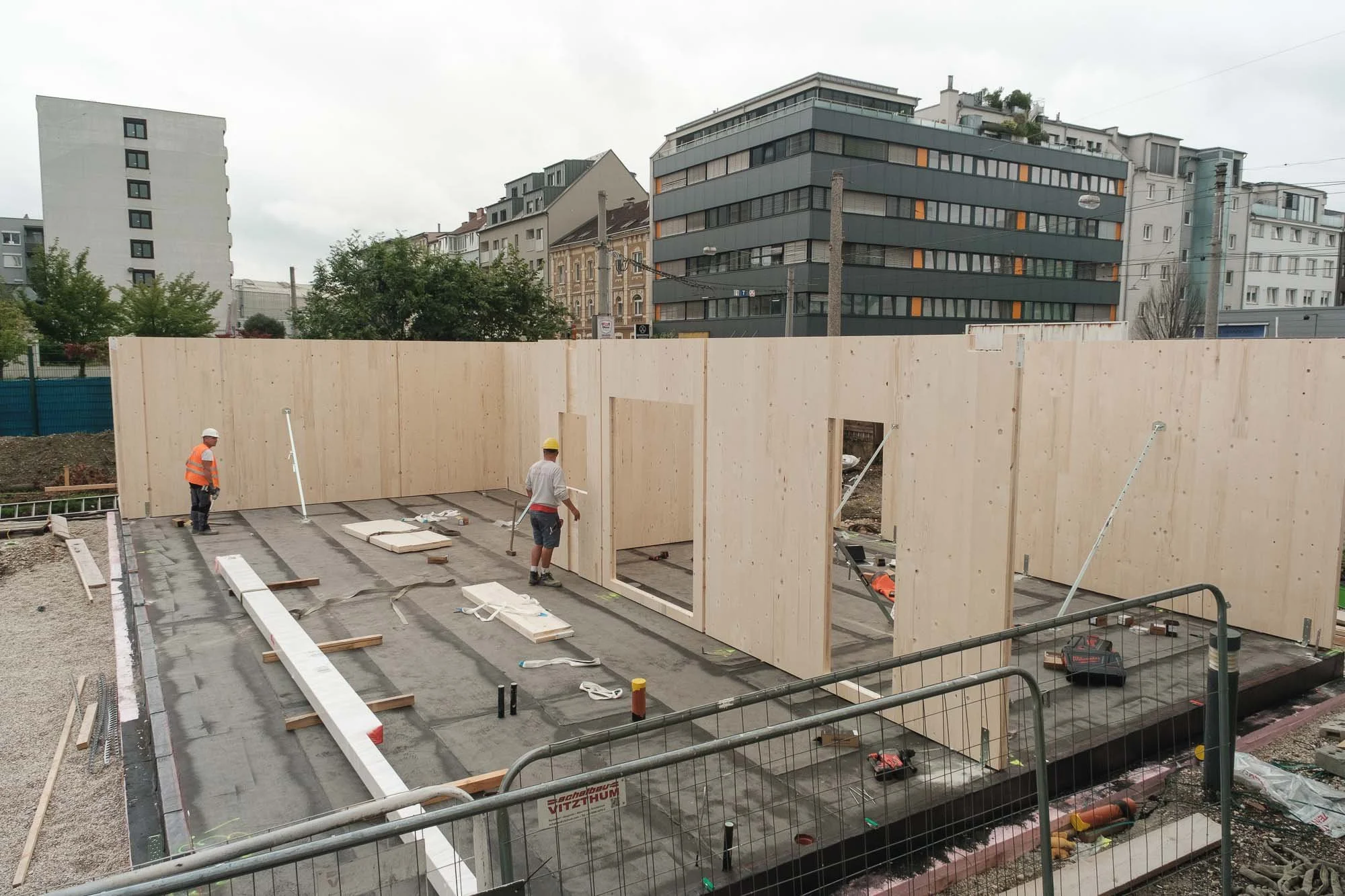 Rohbau-Innenraum mit Holzwänden, Content-Fotografie für Handwerksbetriebe
