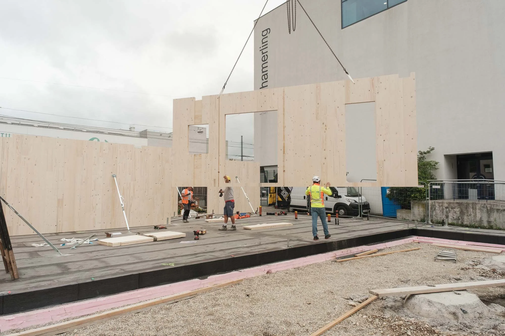 Team bei der Montage: authentisches Betriebsfoto für Holzkraft Bau