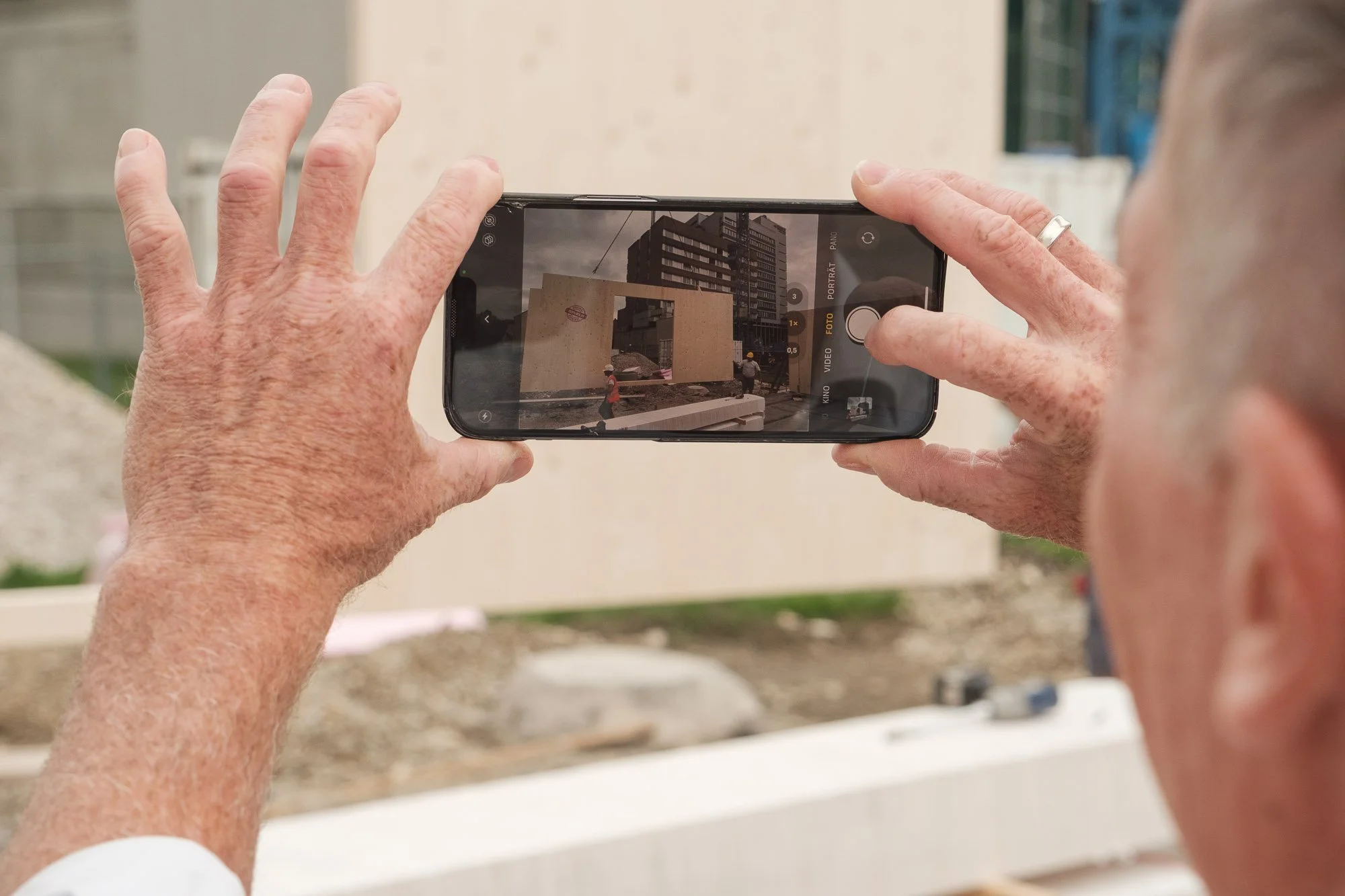 Baustellen-Content: Smartphone-Aufnahme während der Produktion