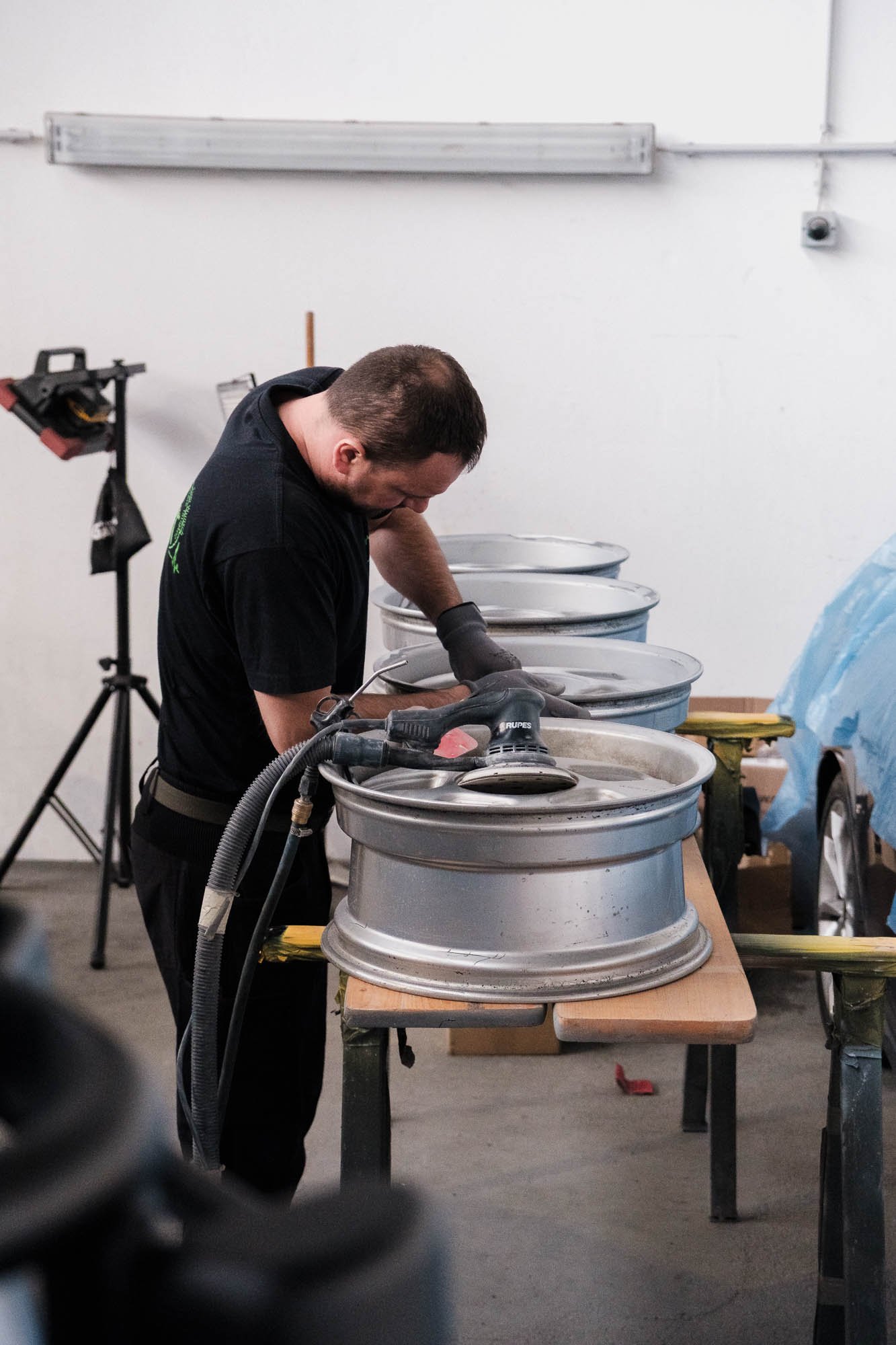 Lackierer bei der Felgenaufbereitung, Content-Shooting Werkstatt Linz