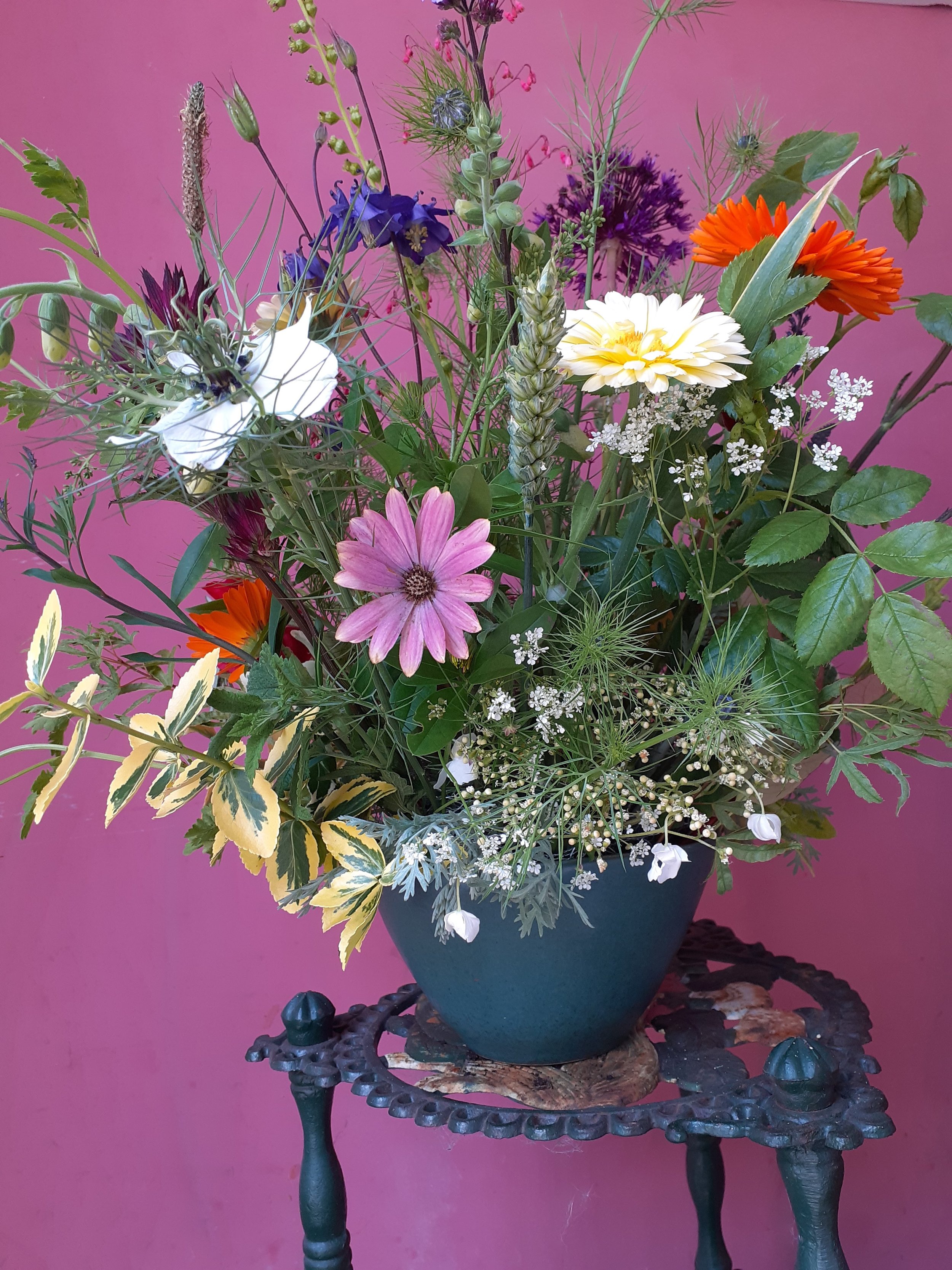 bowl display by Cotswolds based Meadowsweet Floristry of Stroud, Gloucestershire