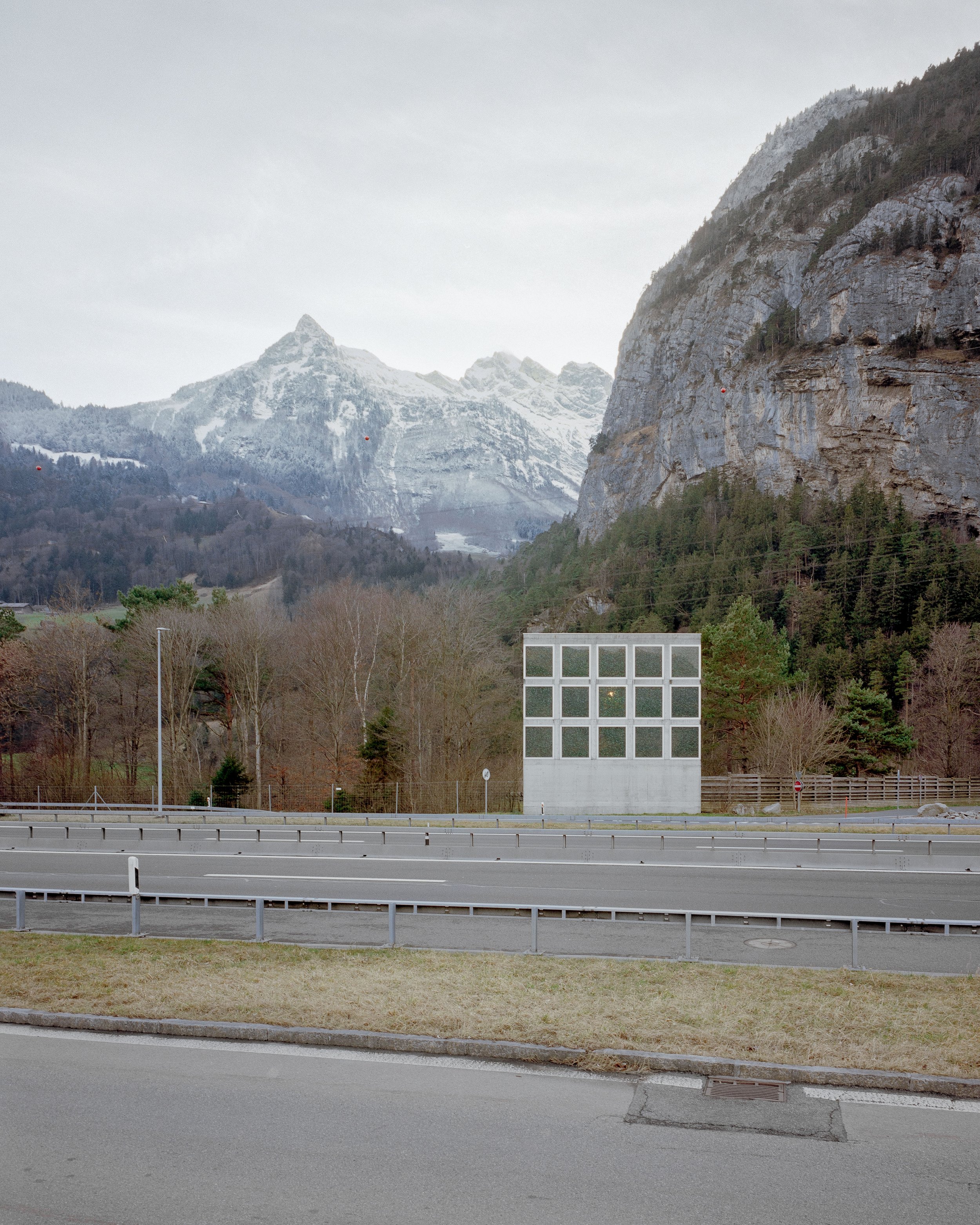 julian holzwarth autobahn Kapelle erstfeld Schweiz Guignard& Saner architekten Architectural stuttgart Architektur Fotograf architektur interior fotografie architectural photography medium format photography Mittelformat mamiya design Stuttgart 