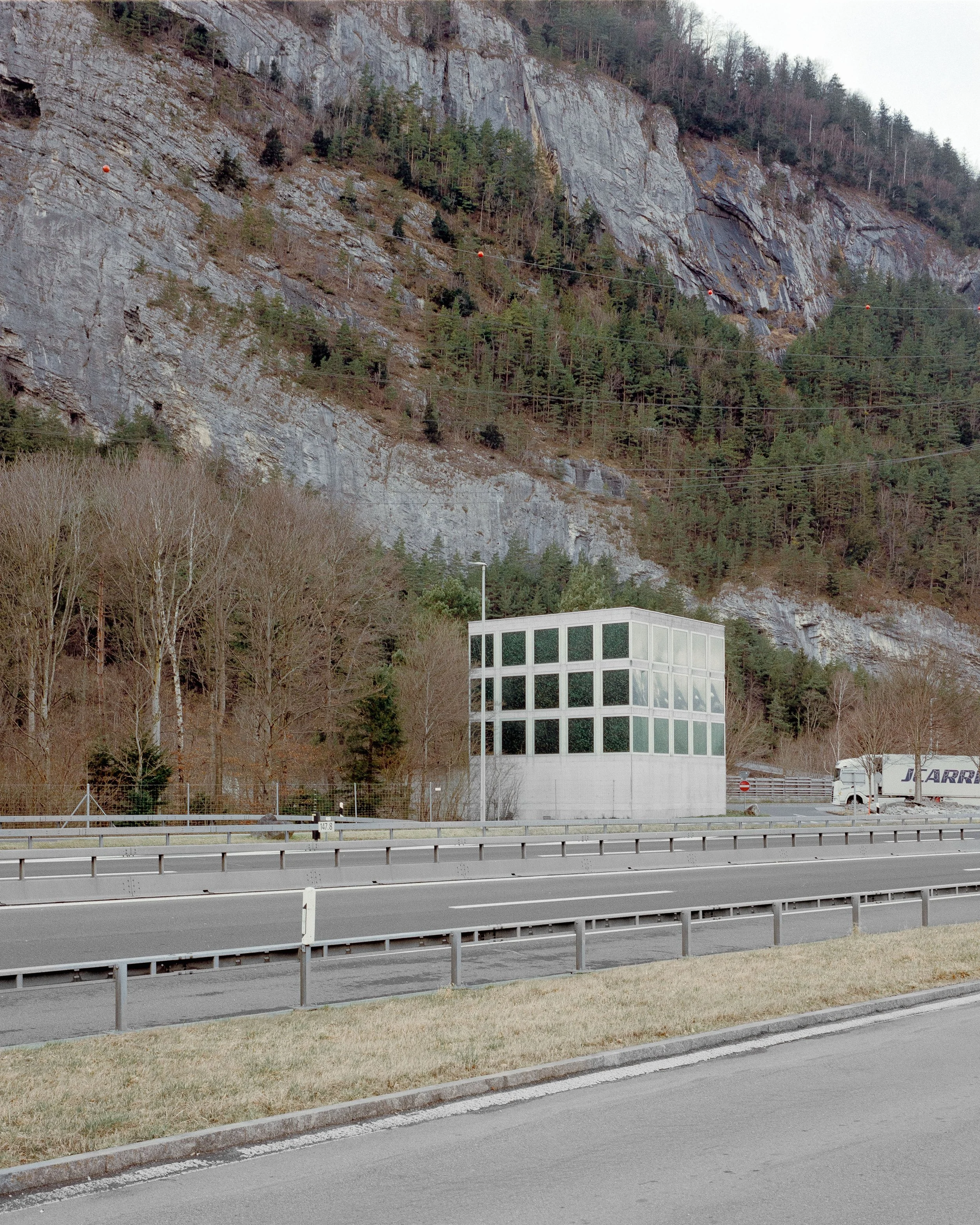 julian holzwarth autobahn Kapelle erstfeld Schweiz Guignard& Saner architekten Architectural stuttgart Architektur Fotograf architektur interior fotografie architectural photography medium format photography Mittelformat mamiya design Stuttgart 