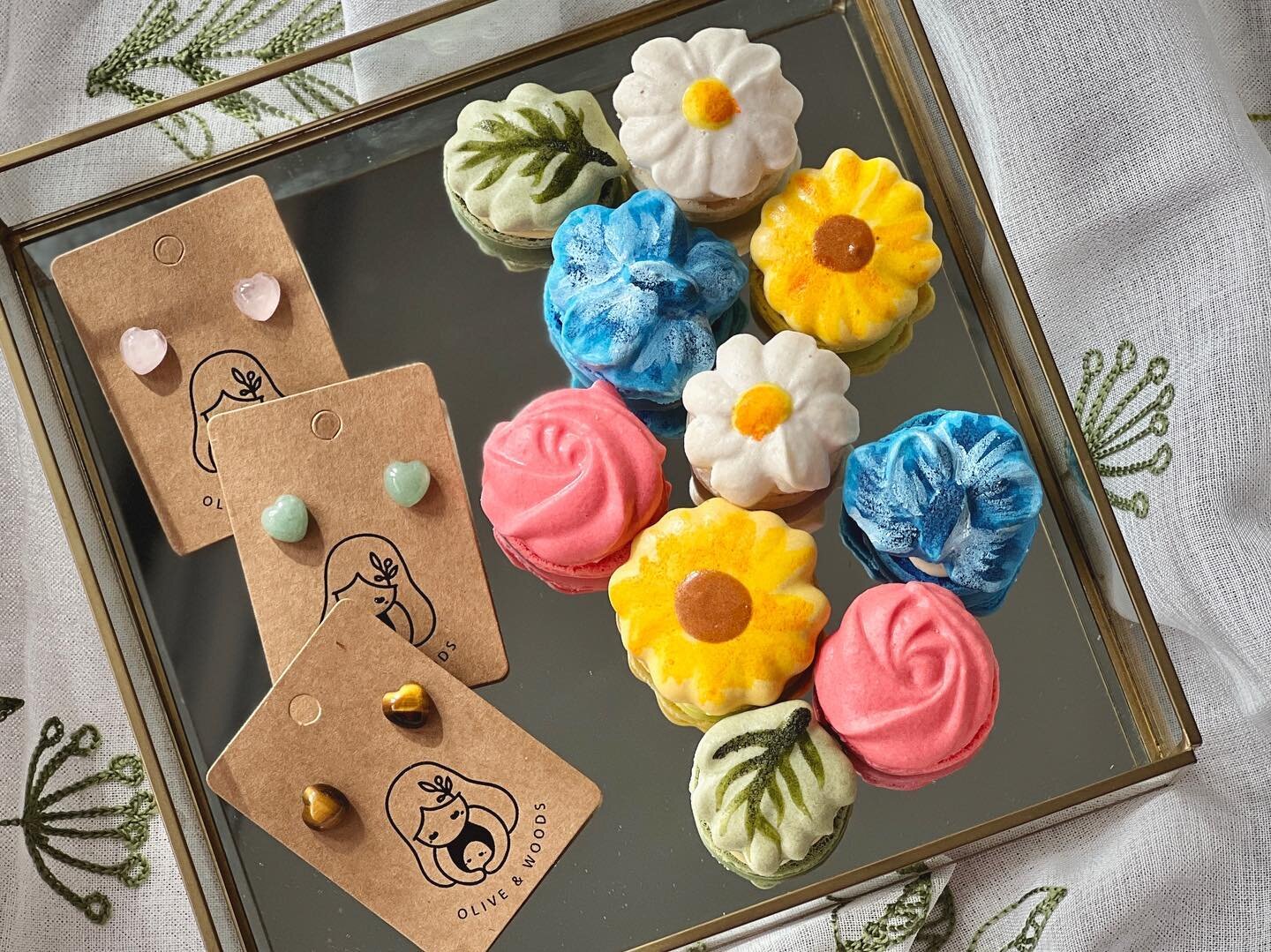 OLIVE &amp; WOODS x PASTORIES 

Celebrate mother's day this year with a special bundle of gemstone earrings by @oliveandwoods and an edible macaron bouquet by @pastoriessg ! 

💐 Mother's day bundle 🎁 
Bundle A - $45:
&bull; 10 pc Macarons (Pistachi