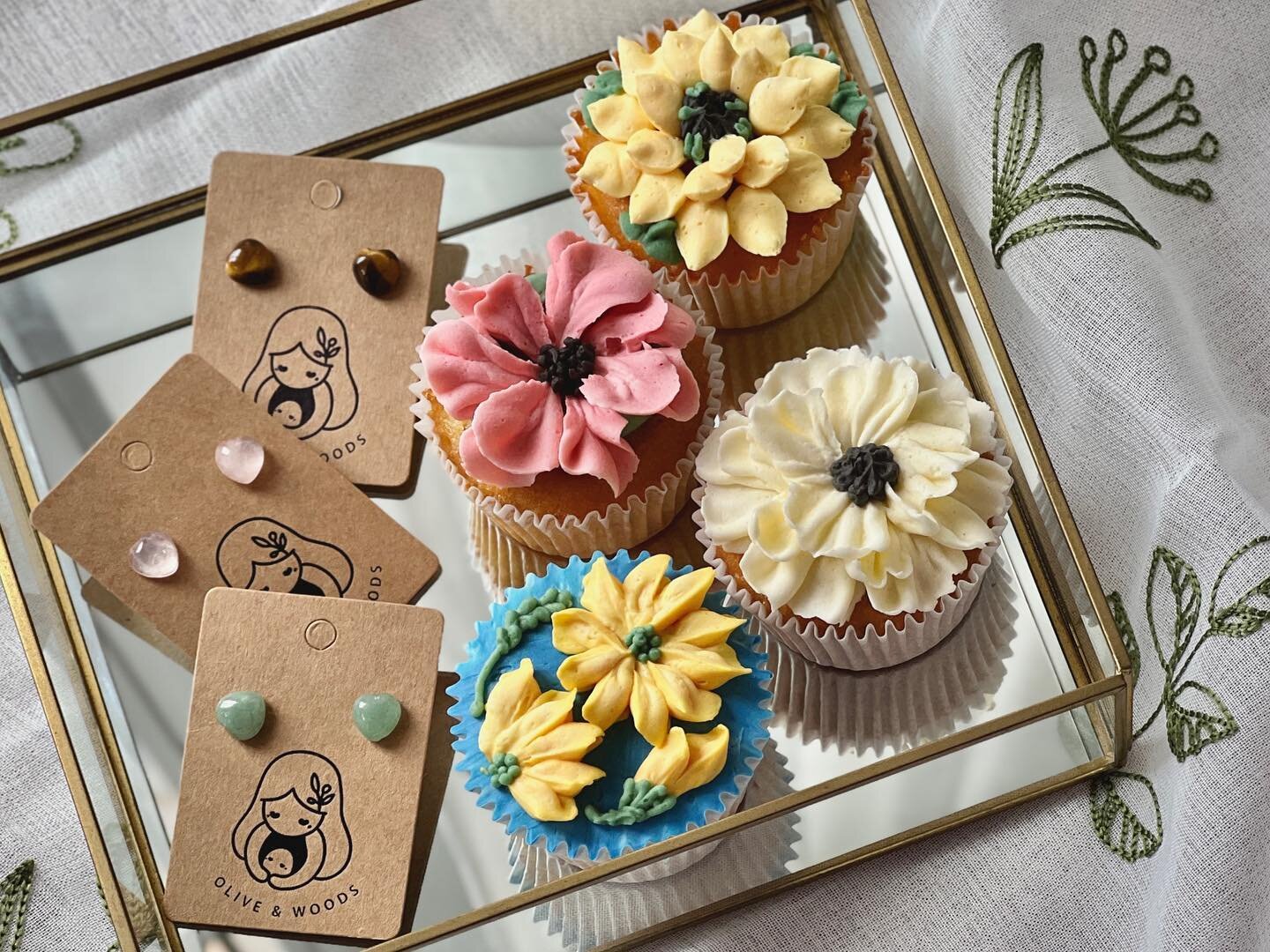 OLIVE &amp; WOODS x PASTORIES 

Celebrate mother's day this year with a special bundle of gemstone earrings by @oliveandwoods and an edible cupcake bouquet by @pastoriessg ! 

💐 Mother's day bundle 🎁 
Bundle B - $45:
&bull; 4 pc Floral cupcakes (Ly