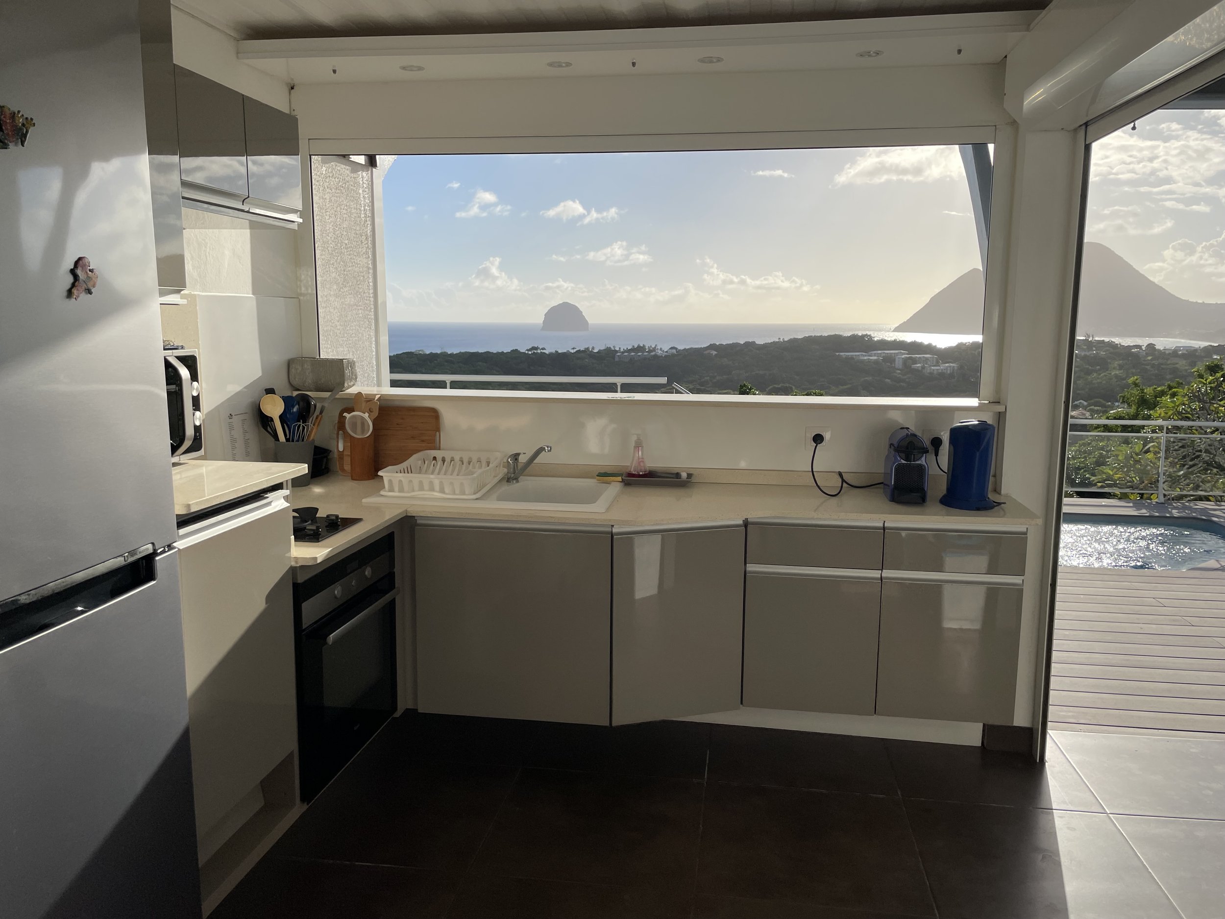 la cuisine avec vue sur le rocher