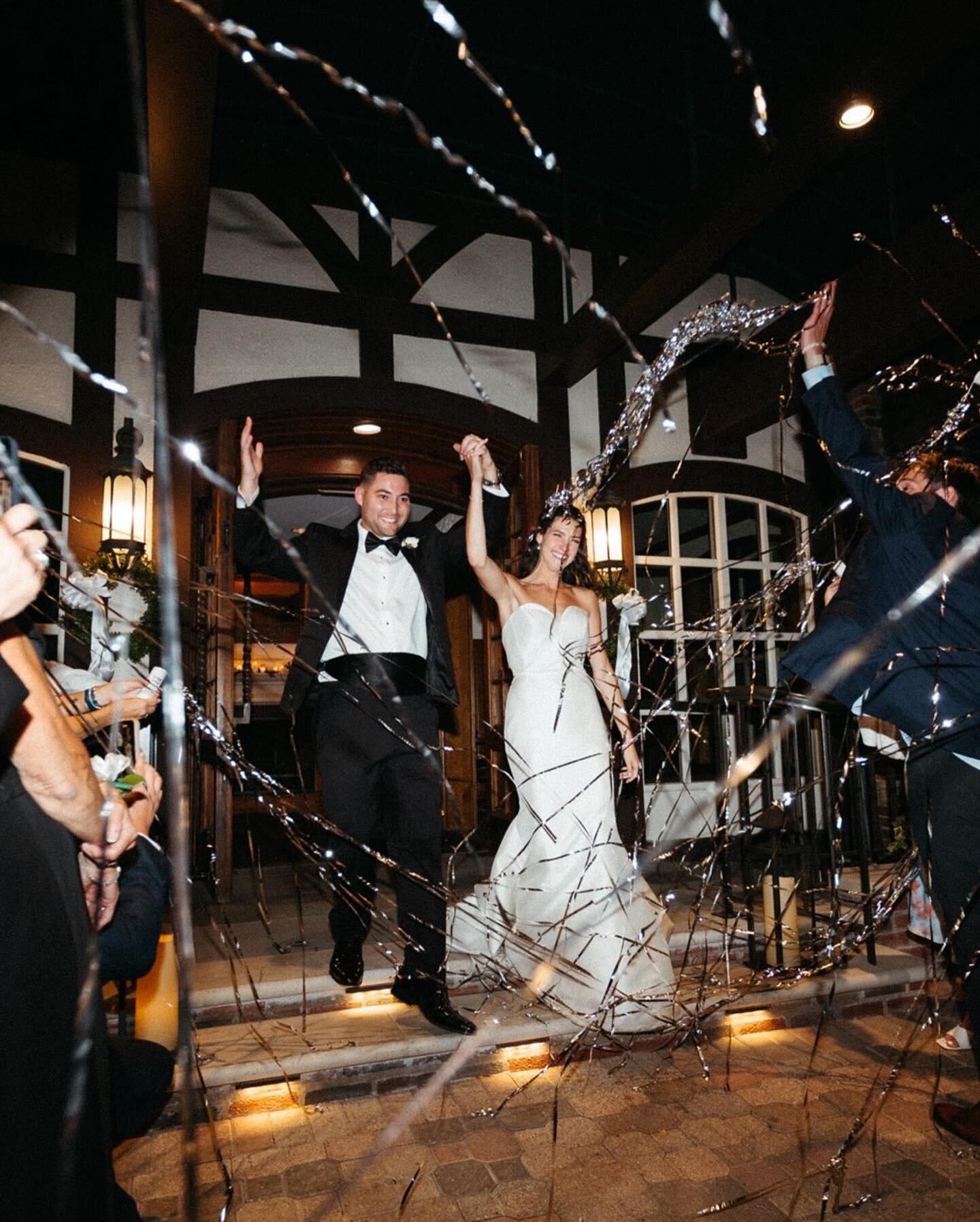 End of the evening vibes with @abby___miranda and @dommirandatv 🍾🙌🏼💛

Photo/Video: @clingpeck
Hair &amp; MUA: @bsansostiartistry
Dress: @ultimatebridechicago
Band: @maggiespeaksband
Venue: Hinsdale Country Club

#weddingreception #chicagoweddingp