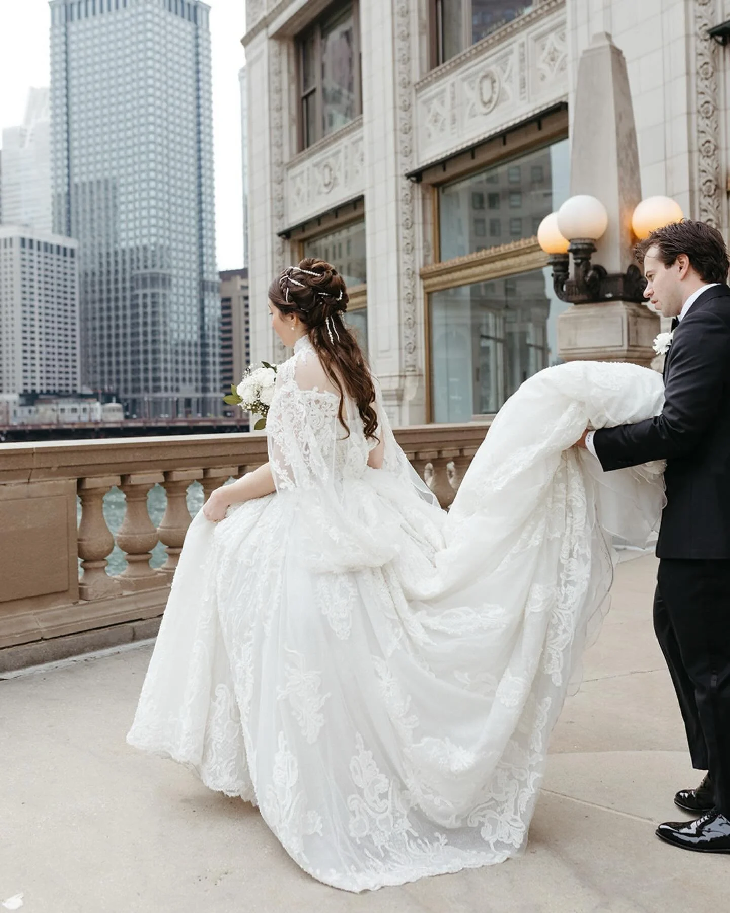 Ashley &amp; Joe 🫶

Photographer @clingpeck 
Planner @coutureeventschicago 
Florist @kloeckner_preferred_flowers 
DJ @toastandjamdjs 
Hair @tinamarie.hair 
MUA @kellylabanco_mua 
Live Painter @rosemaryfanti 
Coffee Cart @viatorcoffee 
Doughnuts @dor