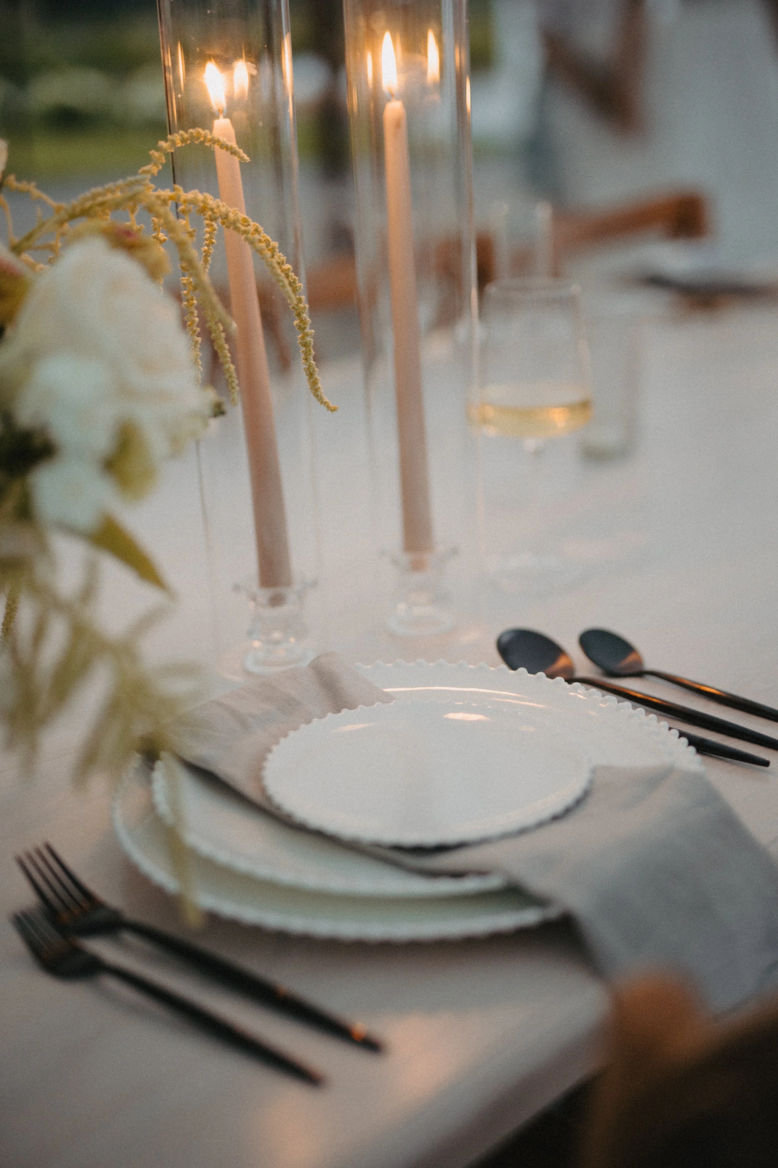 Pink event tablescape. Ceramic Charger plate with elegant dinnerware and white & gold cutlery. Event rentals in Kamloops, Kelowna & the Okanagan.