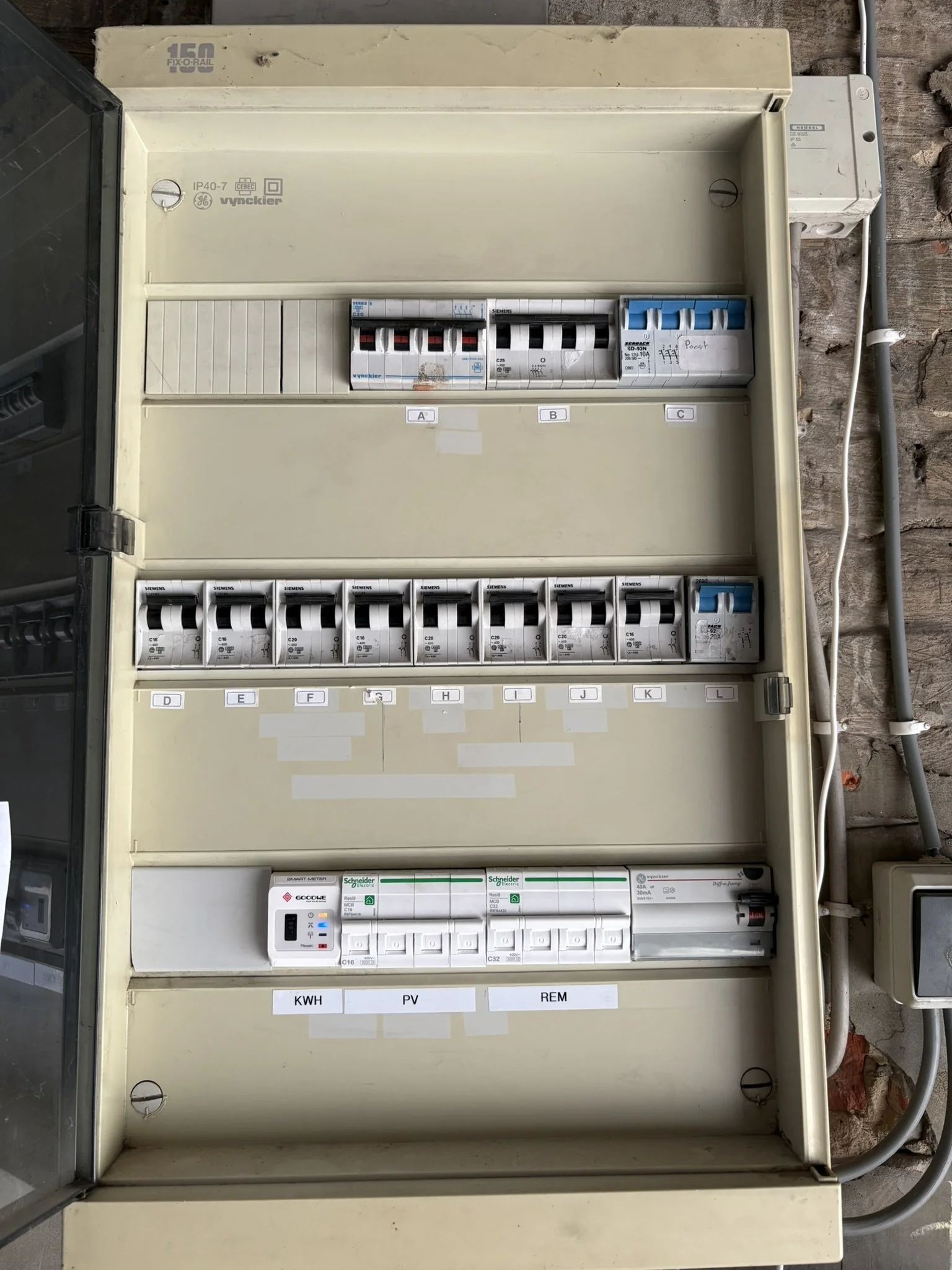 Stroomkast met componenten voor omvormer