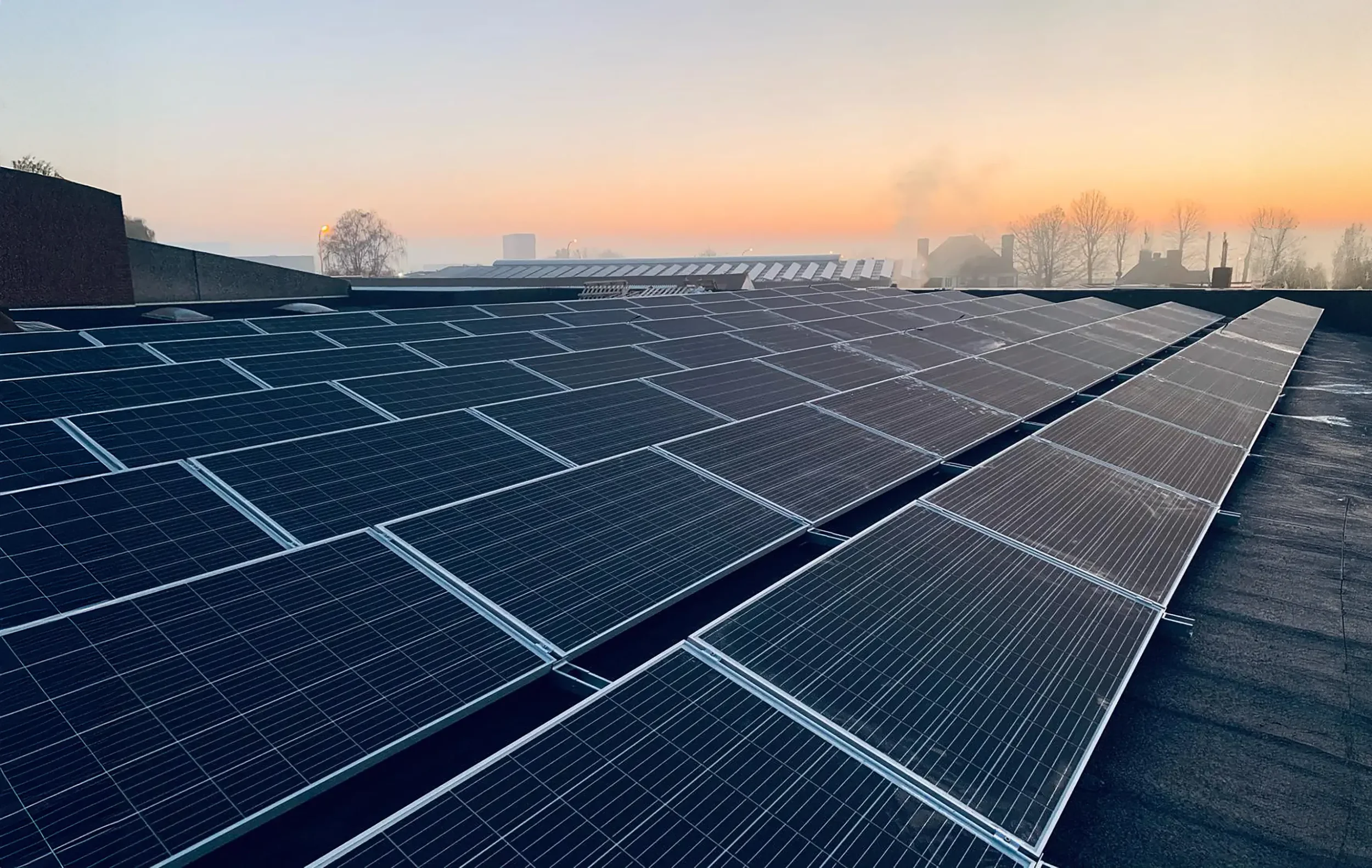 Ecosun plaatst zonnepanelen op alle type daken, van pannendaken tot golfplaten daken en steeldeck daken. Zowel particulieren als zakelijke klanten kunnen offerte aanvragen voor plaatsing zonnepanelen