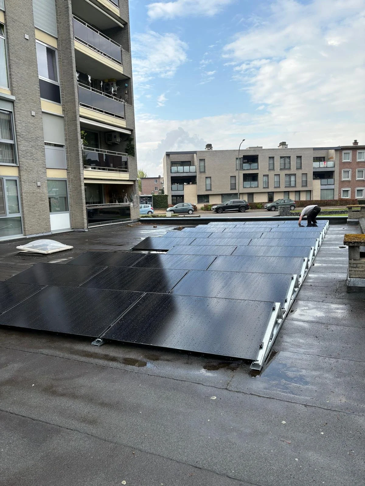 Zonnepanelen op wooncomplex in Maaseik